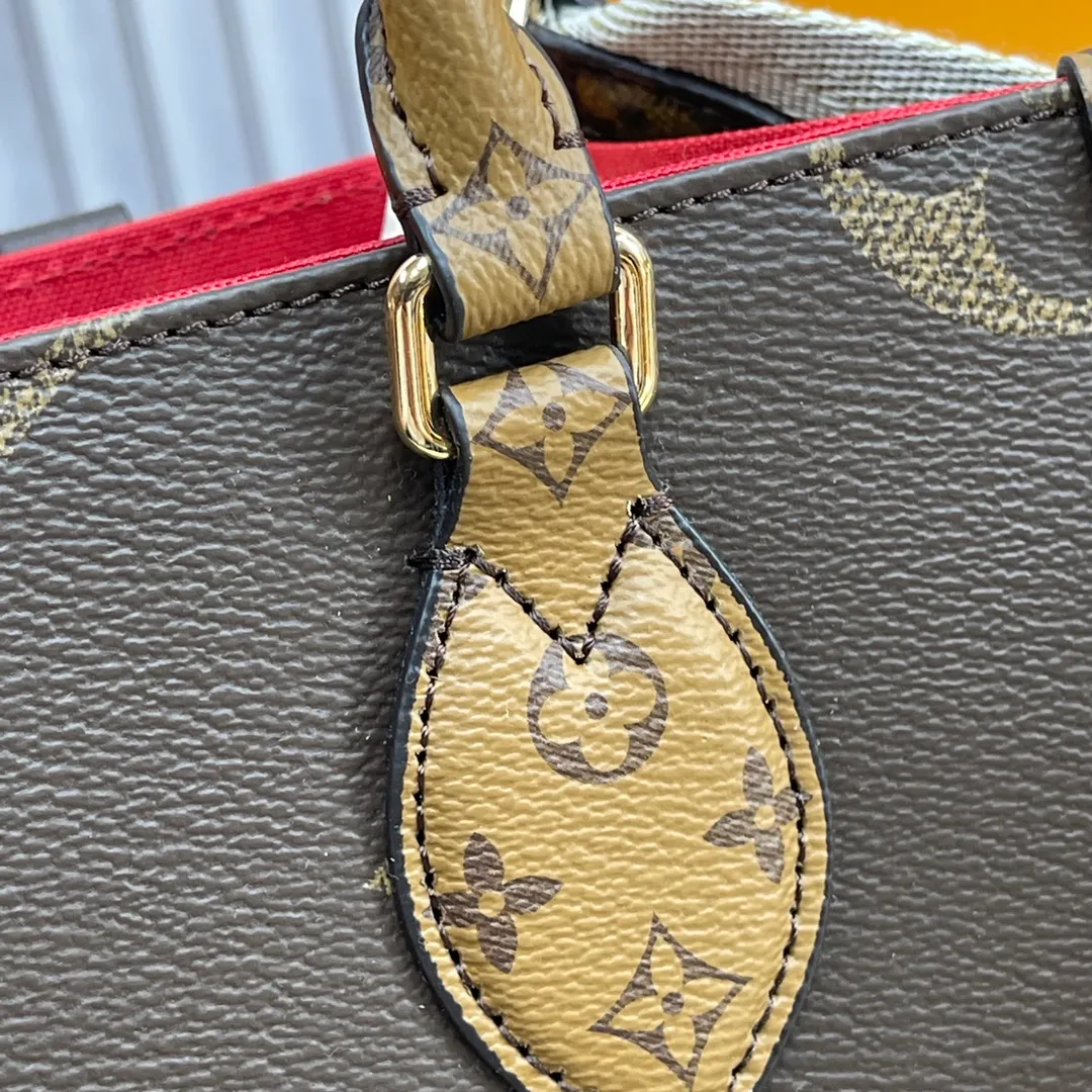 [Upgraded version] P480🐶M46373🐶Upgraded version. Real gold hardware. Comes with a full set of packaging❣️ONTHEGO small handbag This OnTheGo small handbag is made of Monogram and Monogram Reverse canvas, with the Monogram Giant pattern embellished on it. The Toron handle and the jacquard textured shoulder strap decorated with the brand's logo create a visual contrast, and the detachable coin bag is suitable for storing change or small items. It combines fashionable charm with various functions, making it a good daily companion. Dimensions: 25 x 19 x 11.5 cm