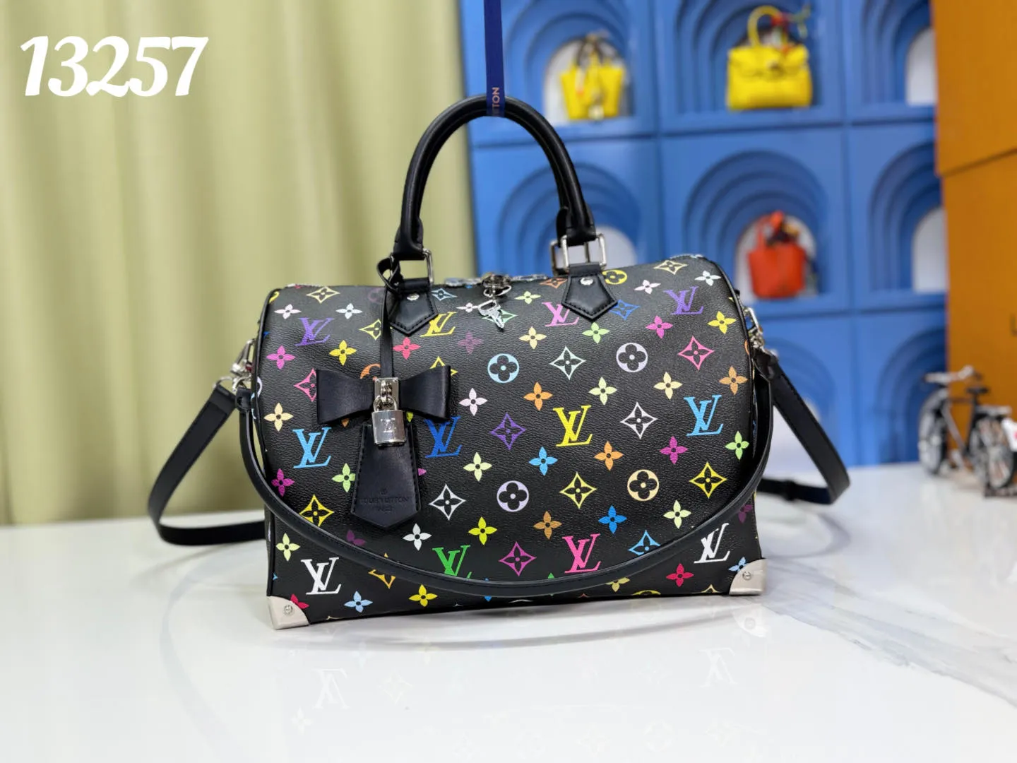 P300 Upgraded original version M13805 M13257 M40391 LV Murakami Takashi co-branded NANOSPEEDY handbag This Nano Speedy handbag combines Monogram canvas and cow leather trim printing, with 33 colorful interpretations of white, black and white. It has been launched in twelve sections and is very popular around the world and is loved by celebrities. 30.0 x 21.0 x 17.0 cm