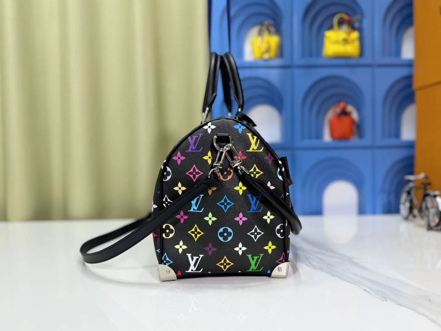 P300 Upgraded original version M13805 M13257 M40391 LV Murakami Takashi co-branded NANOSPEEDY handbag This Nano Speedy handbag combines Monogram canvas and cow leather trim printing, with 33 colorful interpretations of white, black and white. It has been launched in twelve sections and is very popular around the world and is loved by celebrities. 30.0 x 21.0 x 17.0 cm