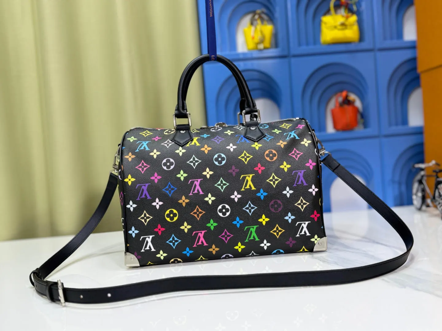 P300 Upgraded original version M13805 M13257 M40391 LV Murakami Takashi co-branded NANOSPEEDY handbag This Nano Speedy handbag combines Monogram canvas and cow leather trim printing, with 33 colorful interpretations of white, black and white. It has been launched in twelve sections and is very popular around the world and is loved by celebrities. 30.0 x 21.0 x 17.0 cm