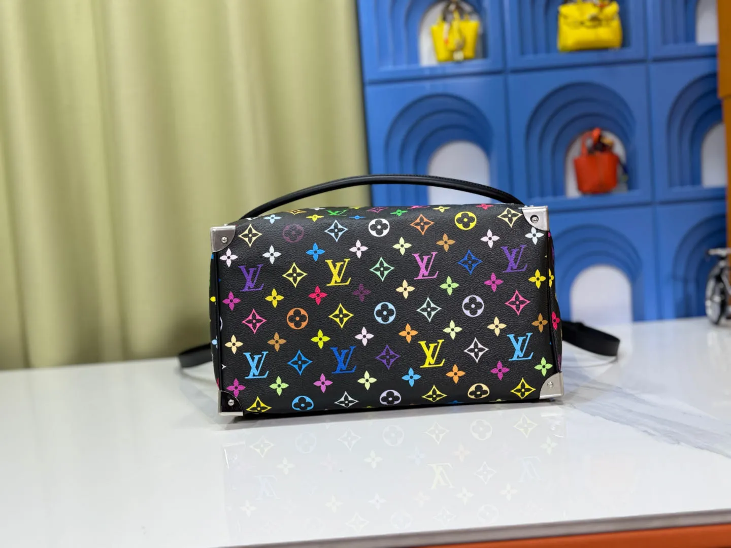 P300 Upgraded original version M13805 M13257 M40391 LV Murakami Takashi co-branded NANOSPEEDY handbag This Nano Speedy handbag combines Monogram canvas and cow leather trim printing, with 33 colorful interpretations of white, black and white. It has been launched in twelve sections and is very popular around the world and is loved by celebrities. 30.0 x 21.0 x 17.0 cm
