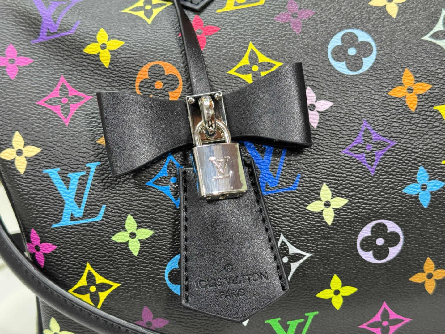 P300 Upgraded original version M13805 M13257 M40391 LV Murakami Takashi co-branded NANOSPEEDY handbag This Nano Speedy handbag combines Monogram canvas and cow leather trim printing, with 33 colorful interpretations of white, black and white. It has been launched in twelve sections and is very popular around the world and is loved by celebrities. 30.0 x 21.0 x 17.0 cm