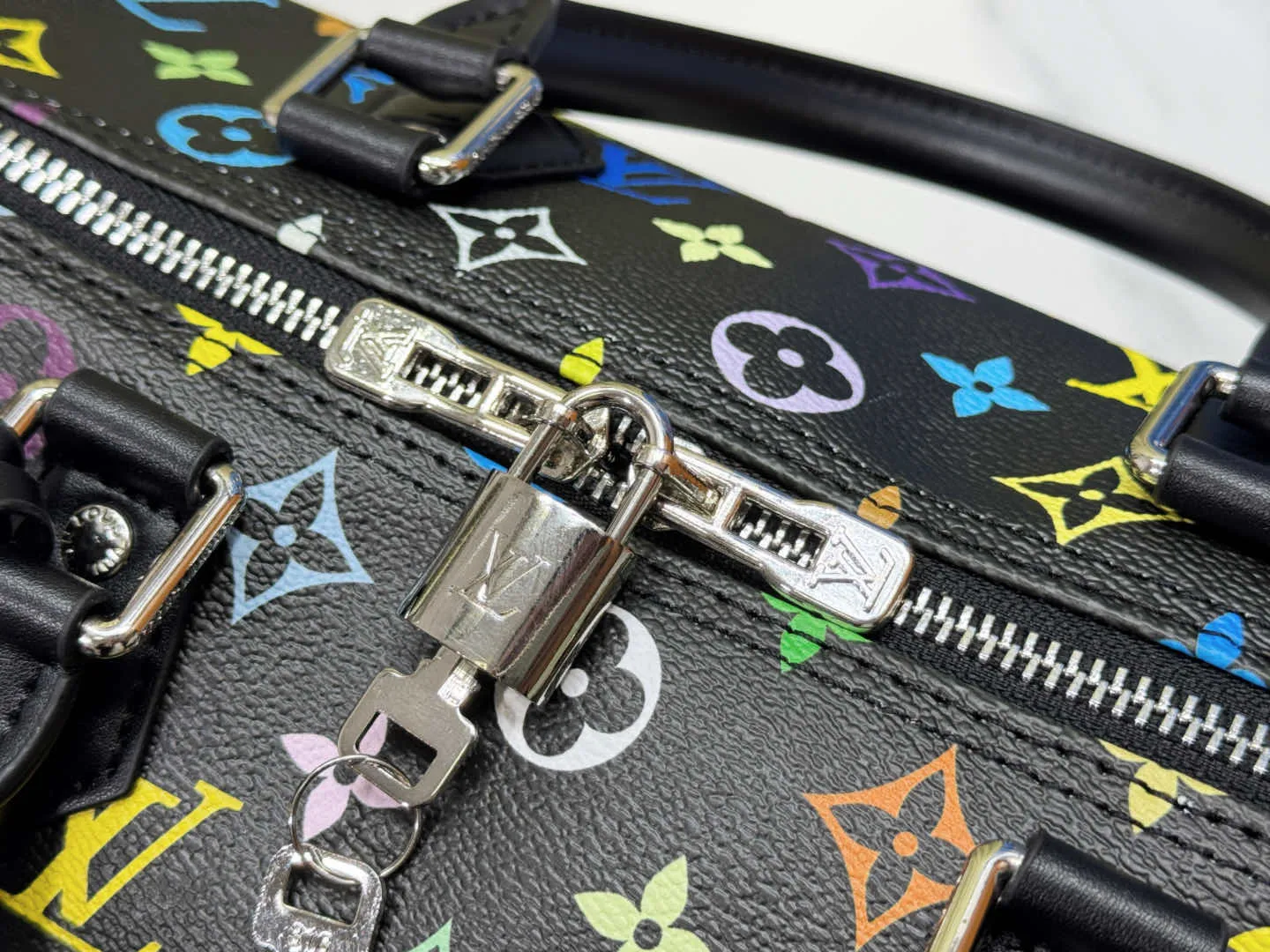 P300 Upgraded original version M13805 M13257 M40391 LV Murakami Takashi co-branded NANOSPEEDY handbag This Nano Speedy handbag combines Monogram canvas and cow leather trim printing, with 33 colorful interpretations of white, black and white. It has been launched in twelve sections and is very popular around the world and is loved by celebrities. 30.0 x 21.0 x 17.0 cm