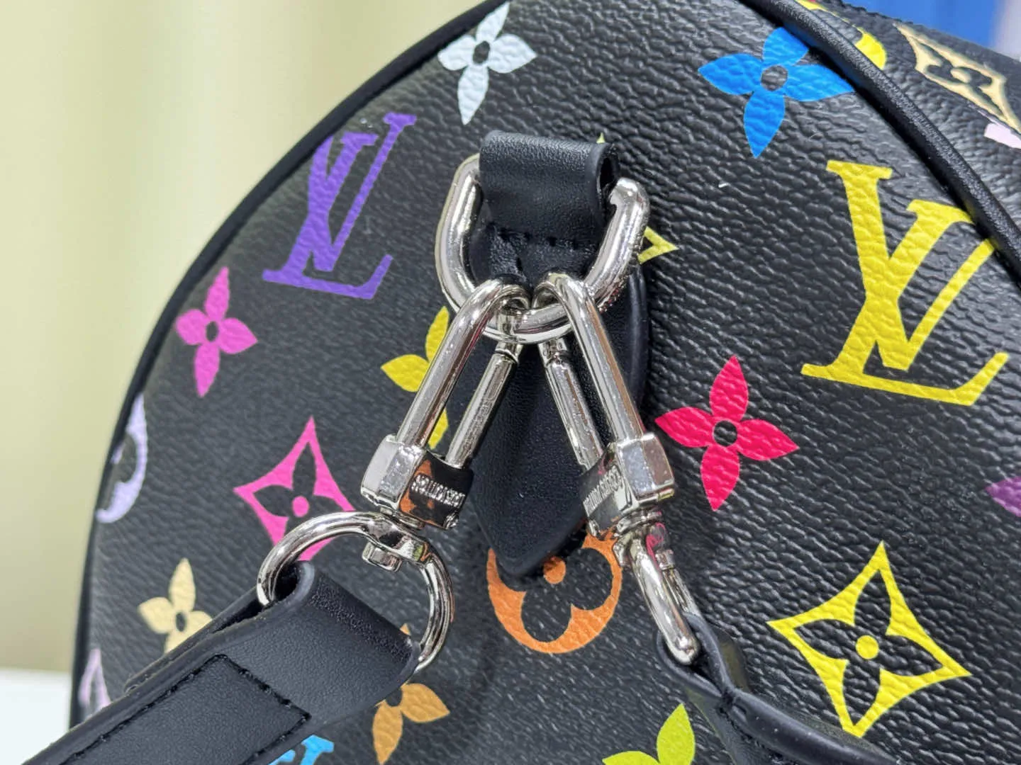 P300 Upgraded original version M13805 M13257 M40391 LV Murakami Takashi co-branded NANOSPEEDY handbag This Nano Speedy handbag combines Monogram canvas and cow leather trim printing, with 33 colorful interpretations of white, black and white. It has been launched in twelve sections and is very popular around the world and is loved by celebrities. 30.0 x 21.0 x 17.0 cm