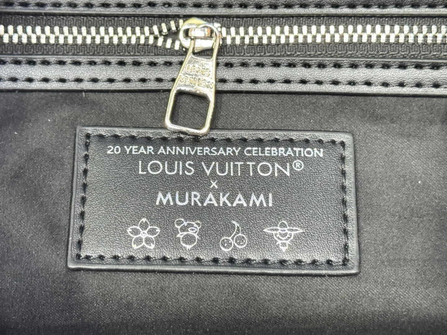 P300 Upgraded original version M13805 M13257 M40391 LV Murakami Takashi co-branded NANOSPEEDY handbag This Nano Speedy handbag combines Monogram canvas and cow leather trim printing, with 33 colorful interpretations of white, black and white. It has been launched in twelve sections and is very popular around the world and is loved by celebrities. 30.0 x 21.0 x 17.0 cm