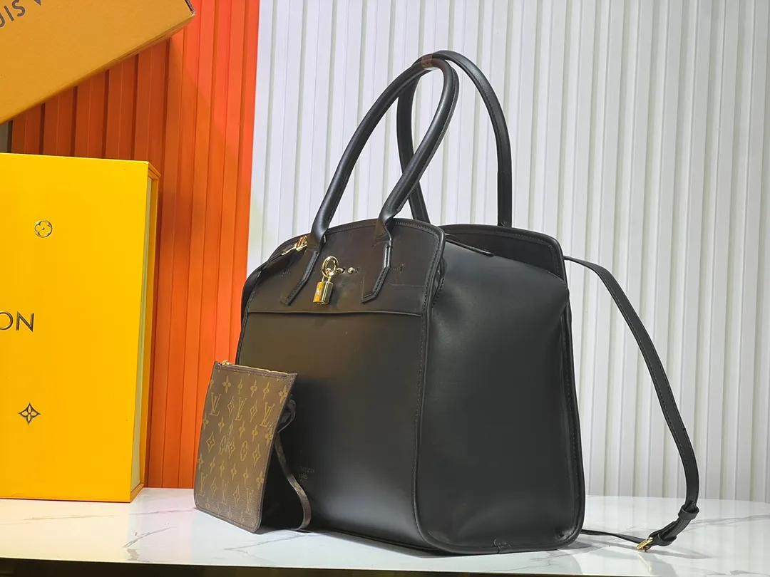 Batch 340💰M12005 M12556 M12337 This City Steamer medium handbag draws inspiration from the design of luggage built for cruise ships in 1901, making its eye-catching appearance at the 2024 autumn and winter ready-to-wear show. Grained Millesime leather and shearling leather trims add seasonal flair, an embossed padlock and hot-stamped LV Circle logo add a modern twist, and a removable Monogram storage bag makes it easy to store valuables. Size: 35x42x21cm