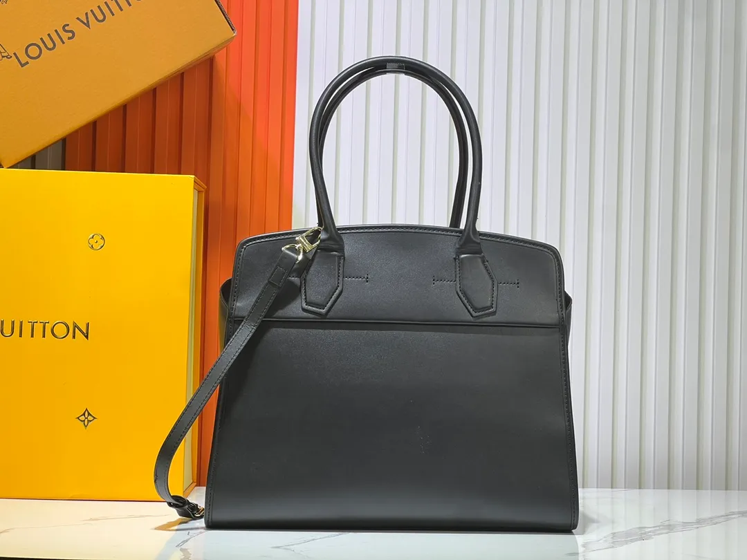 Batch 340💰M12005 M12556 M12337 This City Steamer medium handbag draws inspiration from the design of luggage built for cruise ships in 1901, making its eye-catching appearance at the 2024 autumn and winter ready-to-wear show. Grained Millesime leather and shearling leather trims add seasonal flair, an embossed padlock and hot-stamped LV Circle logo add a modern twist, and a removable Monogram storage bag makes it easy to store valuables. Size: 35x42x21cm