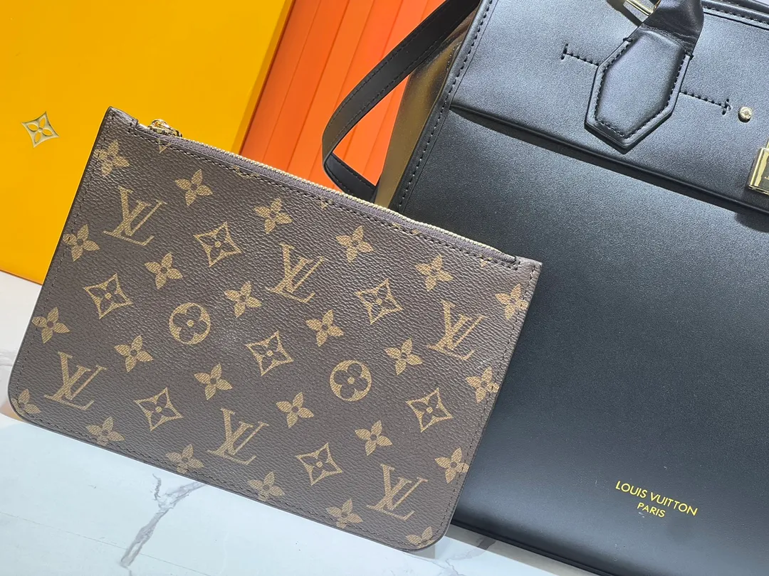 Batch 340💰M12005 M12556 M12337 This City Steamer medium handbag draws inspiration from the design of luggage built for cruise ships in 1901, making its eye-catching appearance at the 2024 autumn and winter ready-to-wear show. Grained Millesime leather and shearling leather trims add seasonal flair, an embossed padlock and hot-stamped LV Circle logo add a modern twist, and a removable Monogram storage bag makes it easy to store valuables. Size: 35x42x21cm