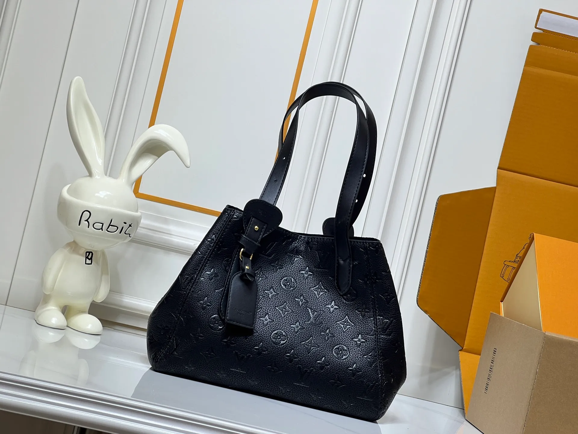 Batch 280💰Small size M25858 black M25890 gray This All In One small handbag expands the capacity definition of the All-In series and can be transformed into a rounded Hobo handbag or an open tote bag, making it easy to carry your daily needs. Monogram Empreinte leather bag with dazzling metal parts, LV padlock and nameplate highlight the exquisite details. 40.0x22.0x15.0 cm (Length x Height