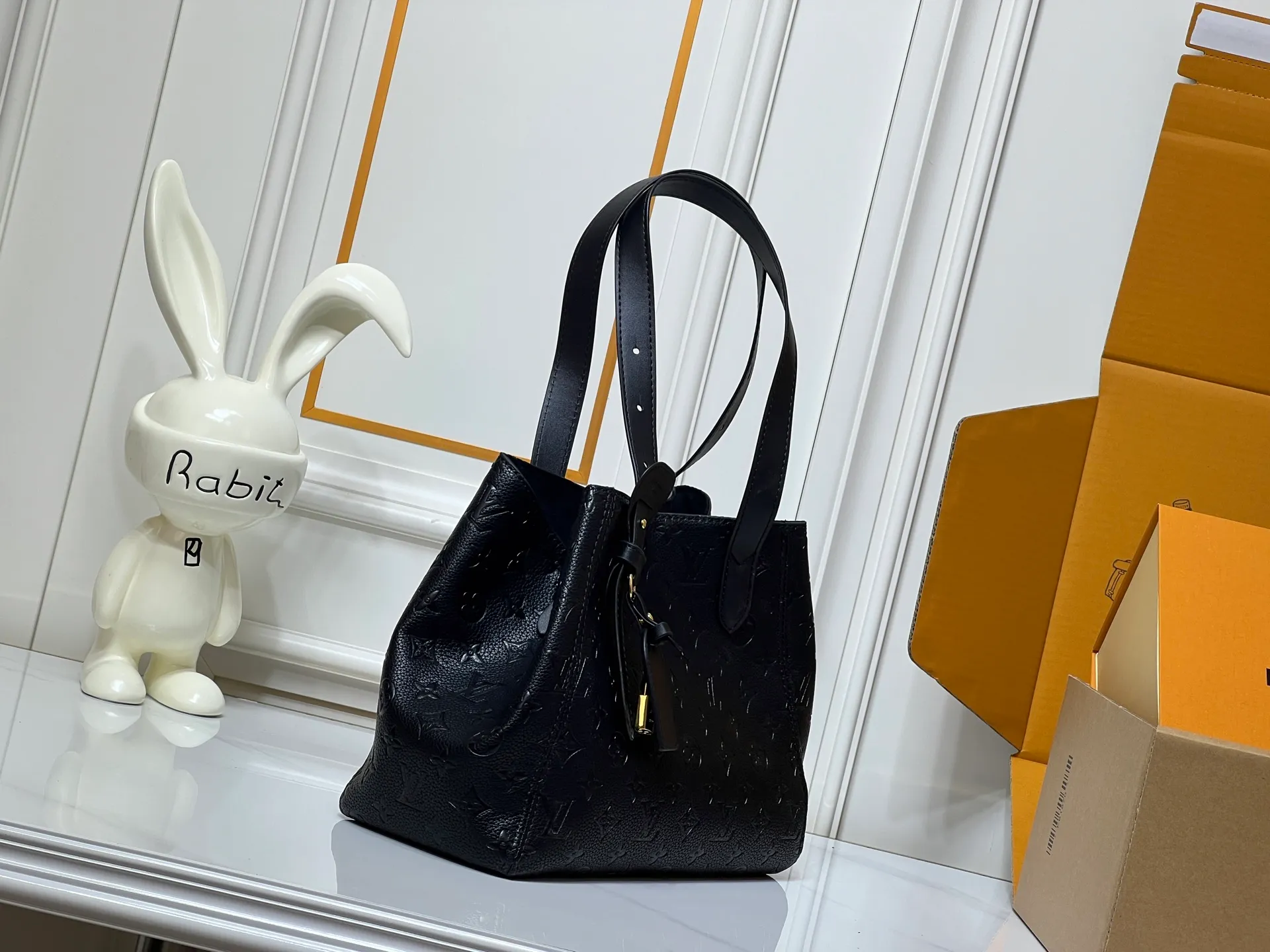 Batch 280💰Small size M25858 black M25890 gray This All In One small handbag expands the capacity definition of the All-In series and can be transformed into a rounded Hobo handbag or an open tote bag, making it easy to carry your daily needs. Monogram Empreinte leather bag with dazzling metal parts, LV padlock and nameplate highlight the exquisite details. 40.0x22.0x15.0 cm (Length x Height