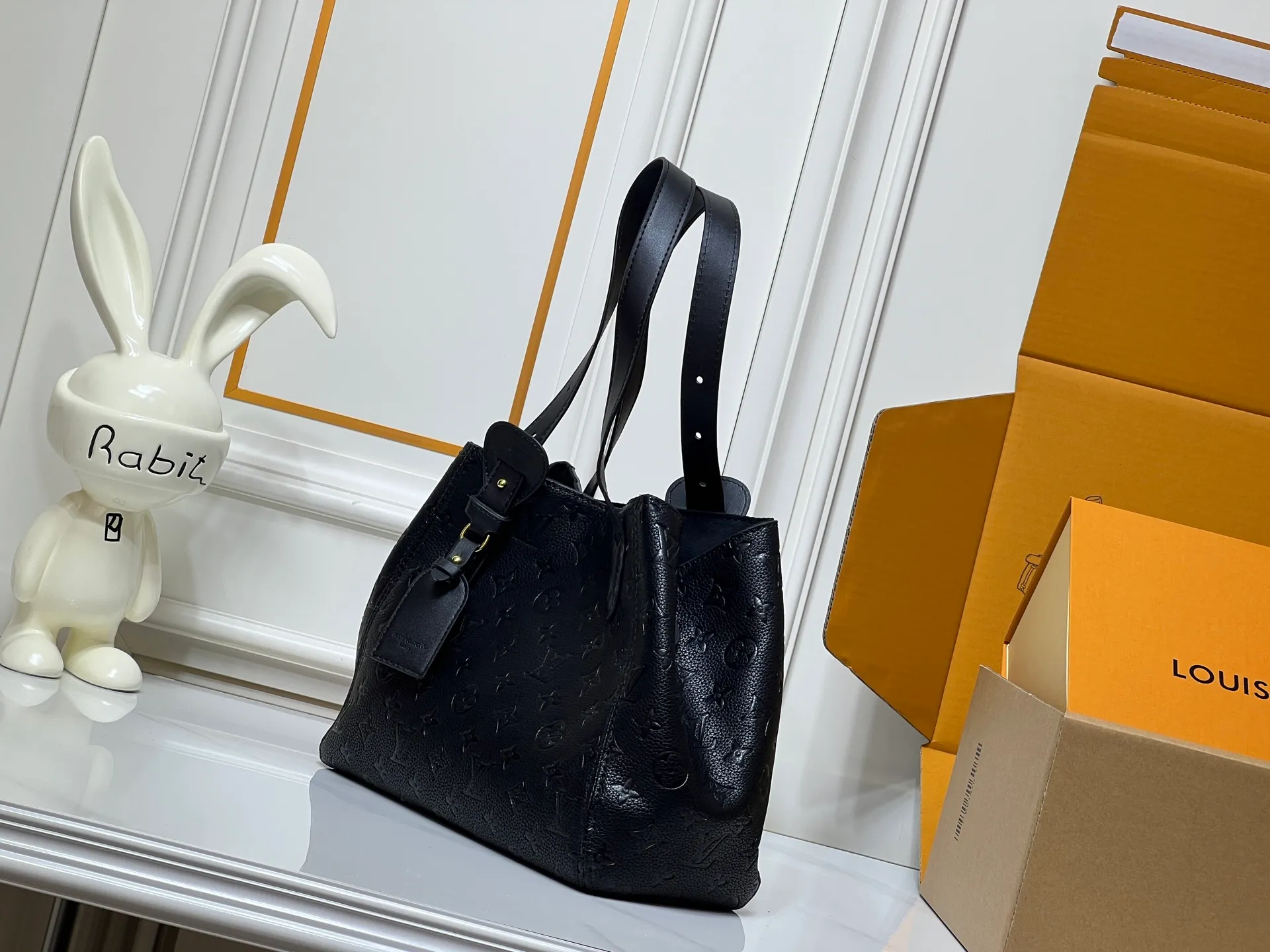 Batch 280💰Small size M25858 black M25890 gray This All In One small handbag expands the capacity definition of the All-In series and can be transformed into a rounded Hobo handbag or an open tote bag, making it easy to carry your daily needs. Monogram Empreinte leather bag with dazzling metal parts, LV padlock and nameplate highlight the exquisite details. 40.0x22.0x15.0 cm (Length x Height