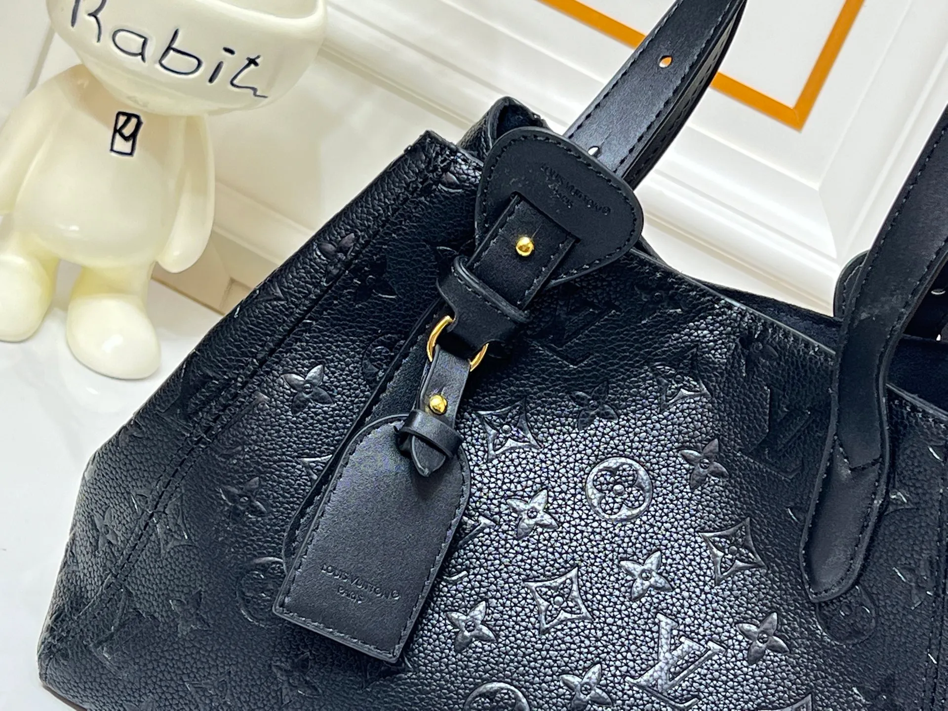 Batch 280💰Small size M25858 black M25890 gray This All In One small handbag expands the capacity definition of the All-In series and can be transformed into a rounded Hobo handbag or an open tote bag, making it easy to carry your daily needs. Monogram Empreinte leather bag with dazzling metal parts, LV padlock and nameplate highlight the exquisite details. 40.0x22.0x15.0 cm (Length x Height