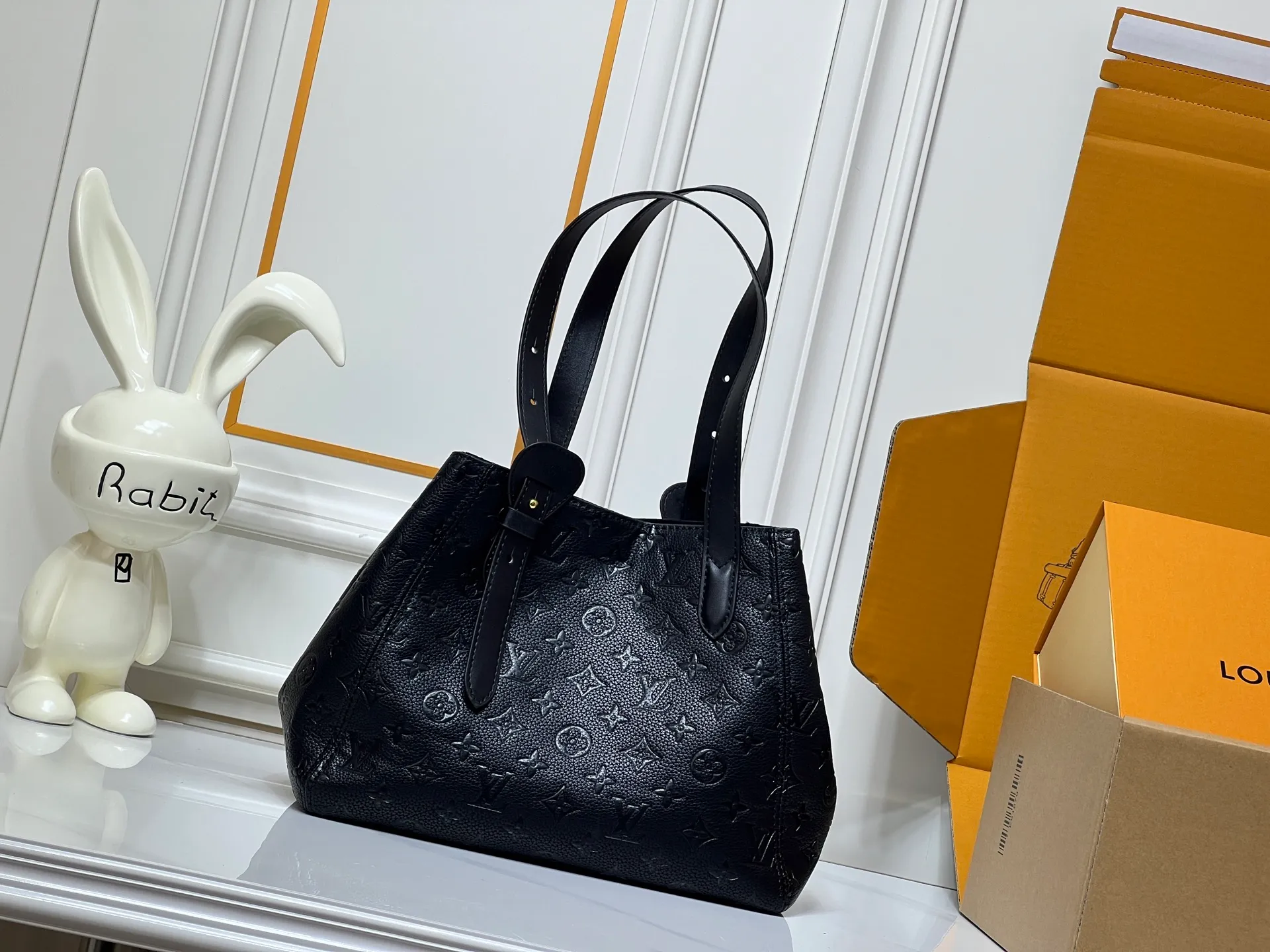 Batch 280💰Small size M25858 black M25890 gray This All In One small handbag expands the capacity definition of the All-In series and can be transformed into a rounded Hobo handbag or an open tote bag, making it easy to carry your daily needs. Monogram Empreinte leather bag with dazzling metal parts, LV padlock and nameplate highlight the exquisite details. 40.0x22.0x15.0 cm (Length x Height