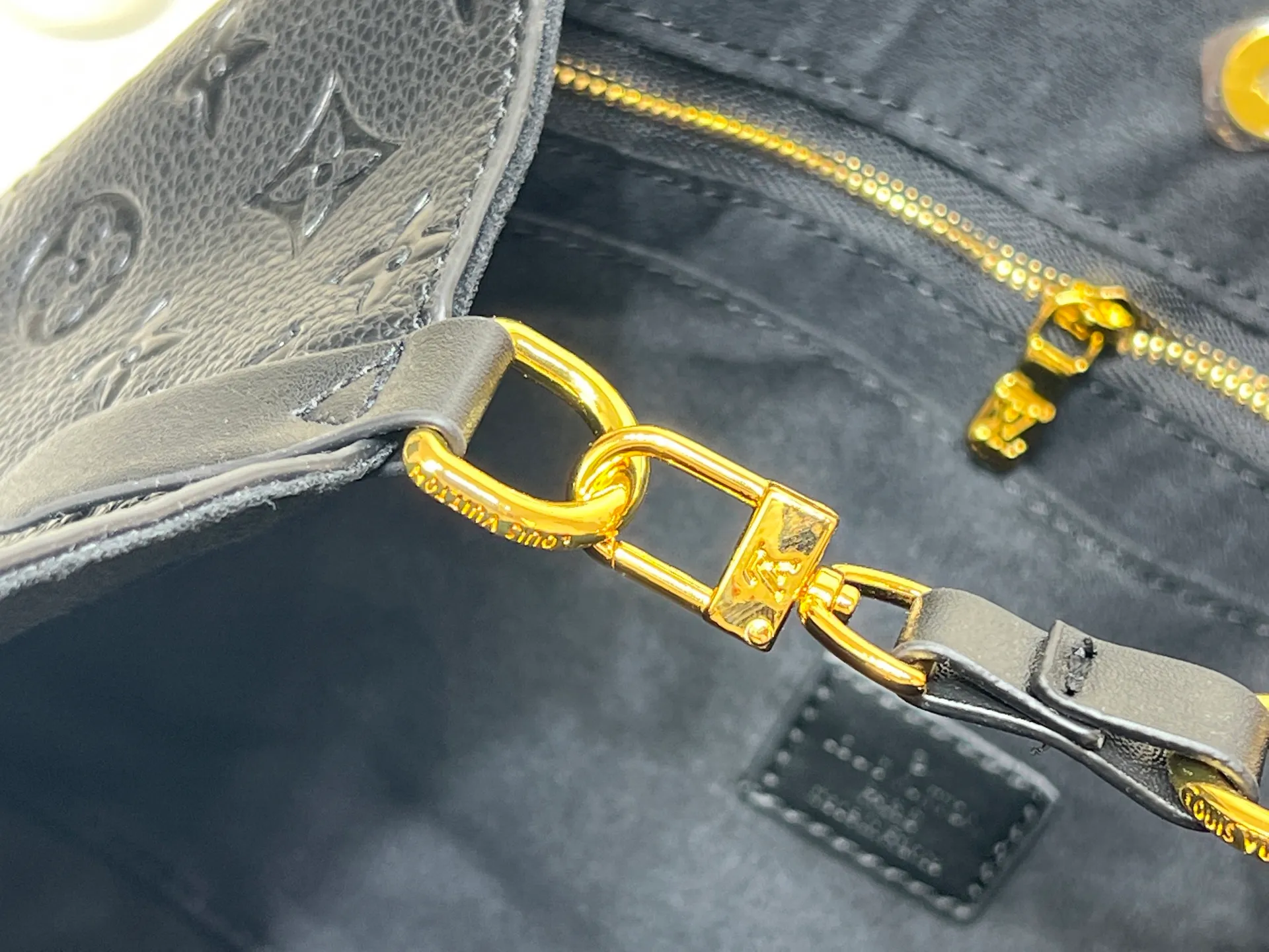 Batch 280💰Small size M25858 black M25890 gray This All In One small handbag expands the capacity definition of the All-In series and can be transformed into a rounded Hobo handbag or an open tote bag, making it easy to carry your daily needs. Monogram Empreinte leather bag with dazzling metal parts, LV padlock and nameplate highlight the exquisite details. 40.0x22.0x15.0 cm (Length x Height