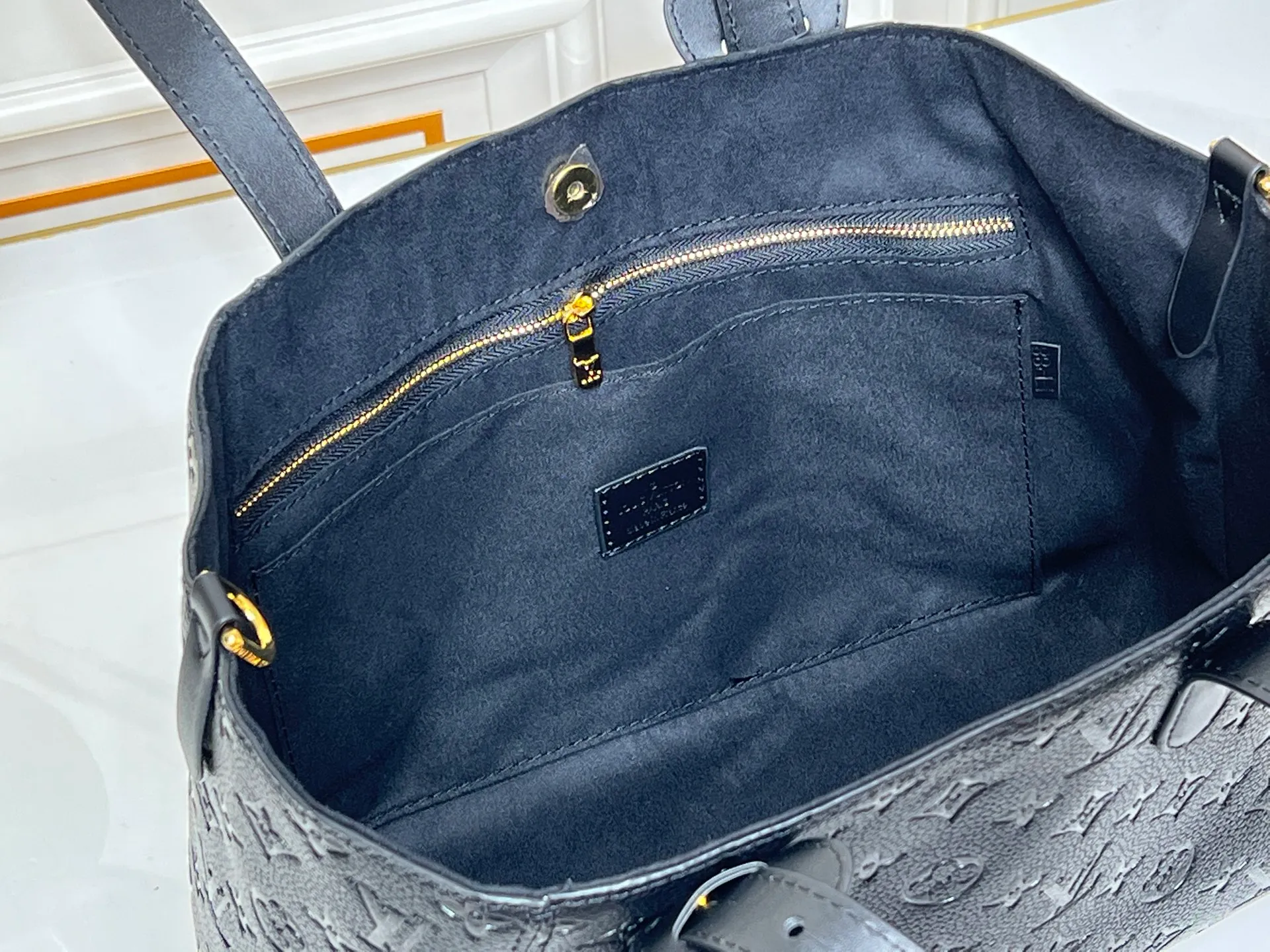 Batch 280💰Small size M25858 black M25890 gray This All In One small handbag expands the capacity definition of the All-In series and can be transformed into a rounded Hobo handbag or an open tote bag, making it easy to carry your daily needs. Monogram Empreinte leather bag with dazzling metal parts, LV padlock and nameplate highlight the exquisite details. 40.0x22.0x15.0 cm (Length x Height