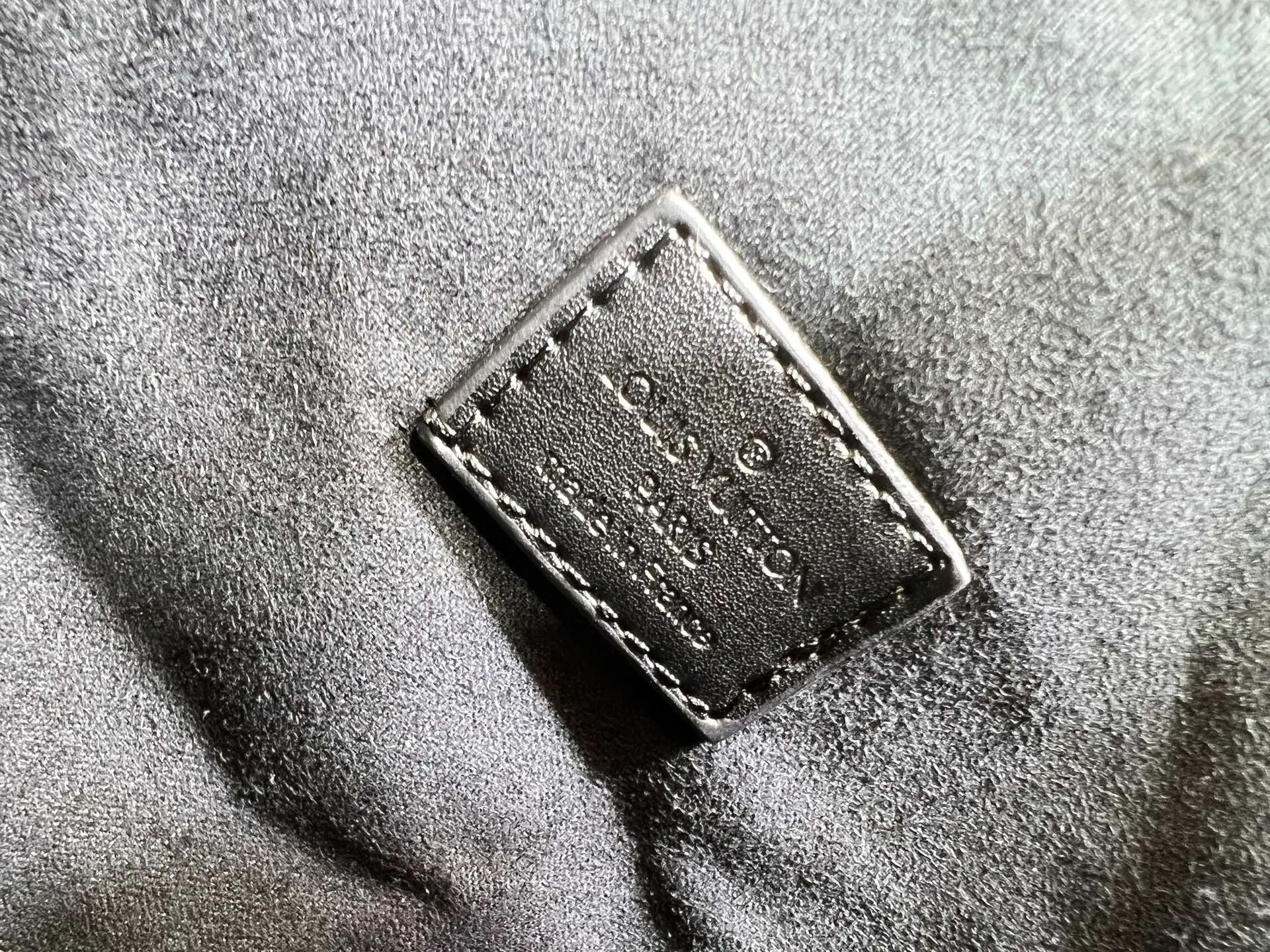 Batch 280💰Small size M25858 black M25890 gray This All In One small handbag expands the capacity definition of the All-In series and can be transformed into a rounded Hobo handbag or an open tote bag, making it easy to carry your daily needs. Monogram Empreinte leather bag with dazzling metal parts, LV padlock and nameplate highlight the exquisite details. 40.0x22.0x15.0 cm (Length x Height