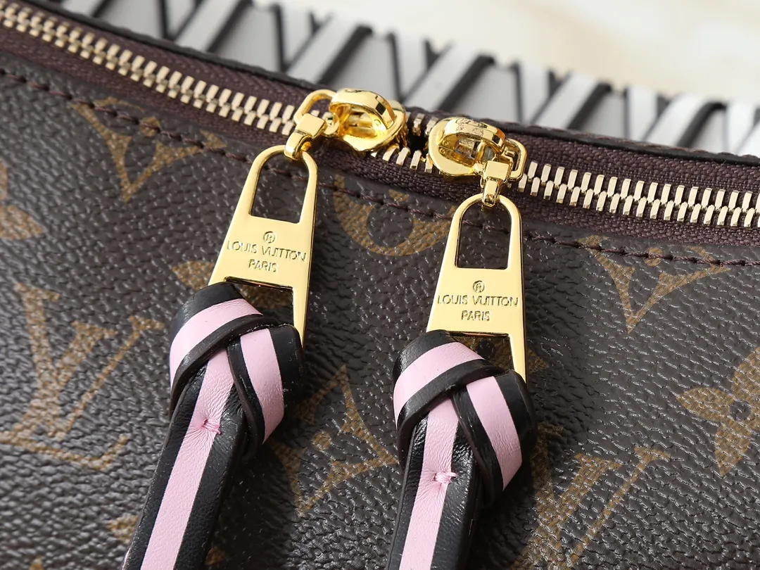 💰260💰Upgraded original version [M55090] The factory-direct Beaubourg Hobo mini handbag is made of Monogram canvas to outline solid lines, the top braided handle reveals the 2019 autumn style, and the hand-dyed edges highlight Louis Vuitton's craftsmanship. LV bag decorations convey elegant charm. Monogram coated canvas, smooth cowhide trim, microfiber lining, detachable top handle for hand or elbow carry, detachable shoulder strap for shoulder or cross-body wear, interior patch pocket, LV leather trim. size: 25*15**21 cm