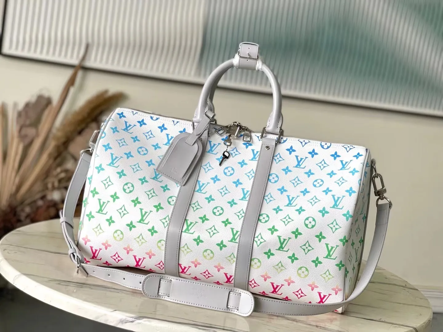 💰1280 Top original order M13915 KEEPALL BANDOULIÈRE 45 travel bag 2021-22 autumn and winter show reveals the new charm of the Everyday LV capsule series Keepall Bandouliere 45 travel bag. Vintage Monogram coated canvas depicts the Monogram pattern with subtle irregular lines, evoking the traditional stamping process. The new louis vuitton! logo is inspired by the chain’s signature elements. size: 45 x 27 x 20