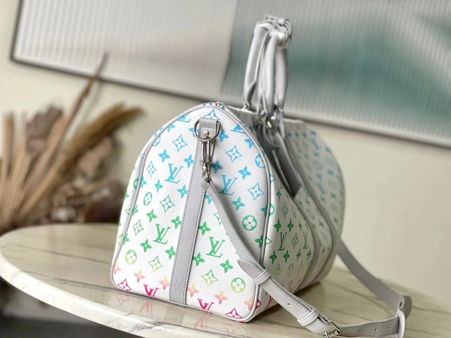 💰1280 Top original order M13915 KEEPALL BANDOULIÈRE 45 travel bag 2021-22 autumn and winter show reveals the new charm of the Everyday LV capsule series Keepall Bandouliere 45 travel bag. Vintage Monogram coated canvas depicts the Monogram pattern with subtle irregular lines, evoking the traditional stamping process. The new louis vuitton! logo is inspired by the chain’s signature elements. size: 45 x 27 x 20