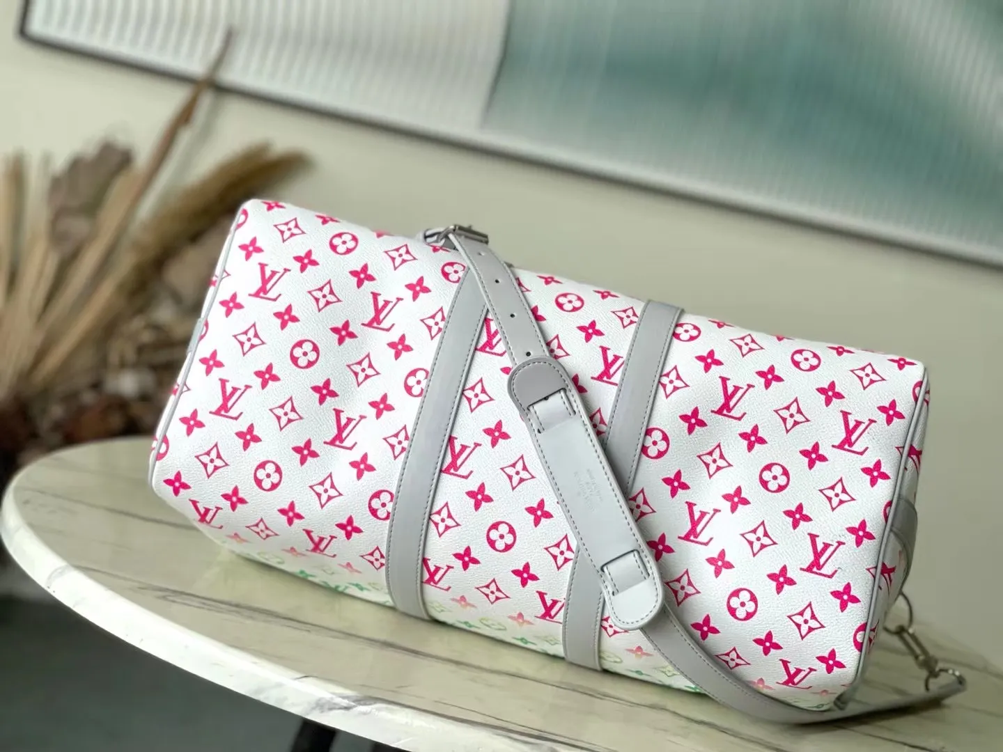 💰1280 Top original order M13915 KEEPALL BANDOULIÈRE 45 travel bag 2021-22 autumn and winter show reveals the new charm of the Everyday LV capsule series Keepall Bandouliere 45 travel bag. Vintage Monogram coated canvas depicts the Monogram pattern with subtle irregular lines, evoking the traditional stamping process. The new louis vuitton! logo is inspired by the chain’s signature elements. size: 45 x 27 x 20