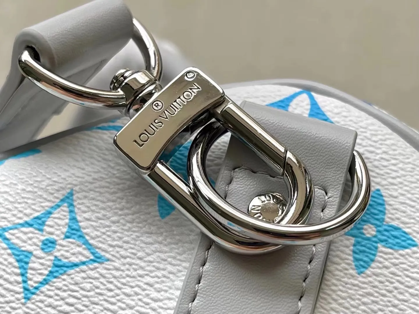 💰1280 Top original order M13915 KEEPALL BANDOULIÈRE 45 travel bag 2021-22 autumn and winter show reveals the new charm of the Everyday LV capsule series Keepall Bandouliere 45 travel bag. Vintage Monogram coated canvas depicts the Monogram pattern with subtle irregular lines, evoking the traditional stamping process. The new louis vuitton! logo is inspired by the chain’s signature elements. size: 45 x 27 x 20