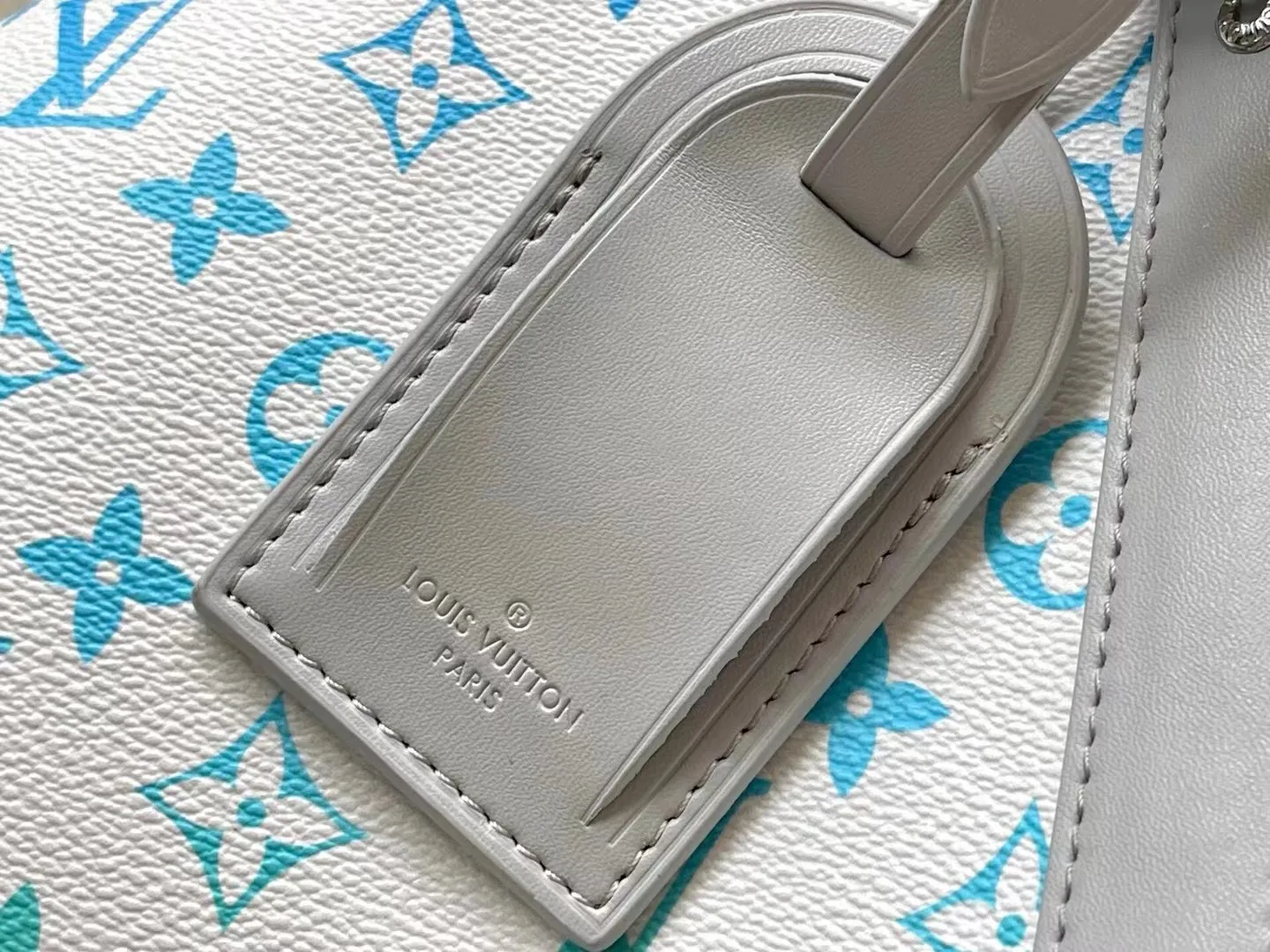 💰1280 Top original order M13915 KEEPALL BANDOULIÈRE 45 travel bag 2021-22 autumn and winter show reveals the new charm of the Everyday LV capsule series Keepall Bandouliere 45 travel bag. Vintage Monogram coated canvas depicts the Monogram pattern with subtle irregular lines, evoking the traditional stamping process. The new louis vuitton! logo is inspired by the chain’s signature elements. size: 45 x 27 x 20