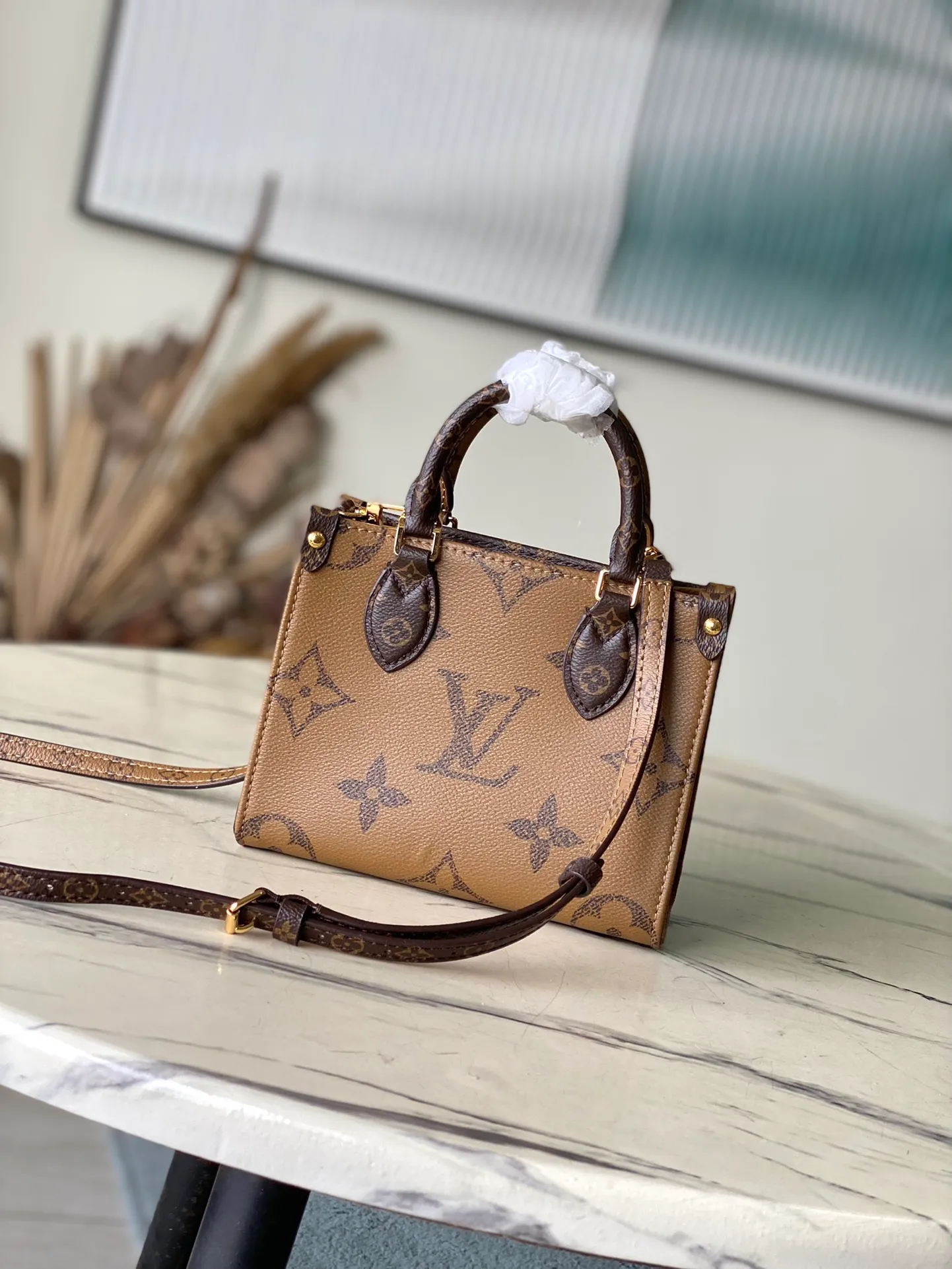 💰760 Top Original Order M46839 This OnTheGo tote bag is made of Monogram cloth to condense the original design, and the leather handle and handle fixings are integrated into Monogram Reverse canvas. There's plenty of space to store your phone, and the detachable and adjustable shoulder strap adds carrying options. Dimensions: 18 × 15 × 8.5 cm