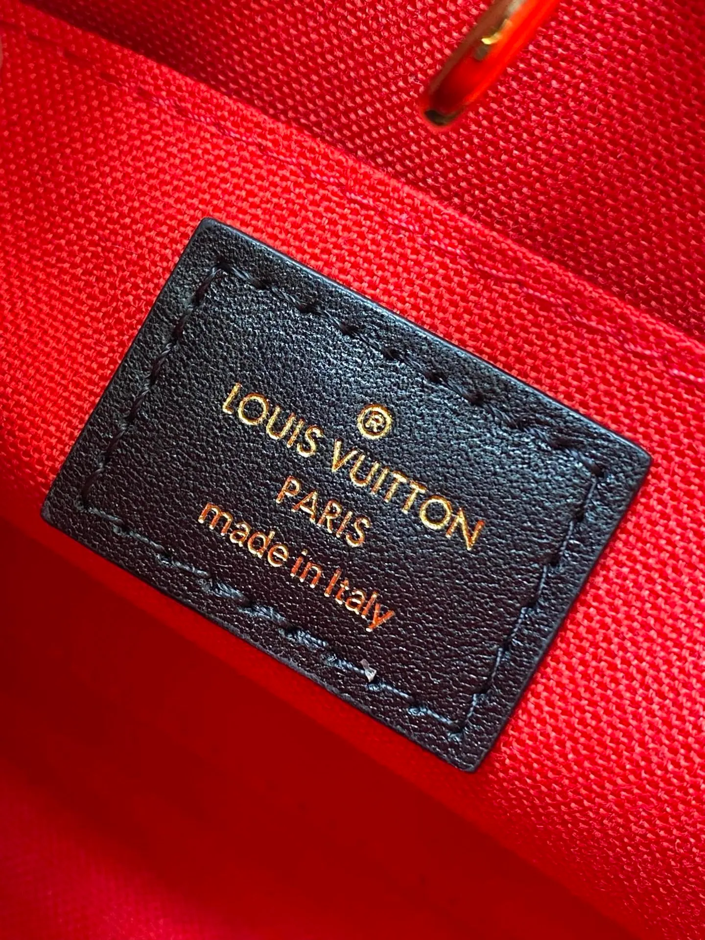 💰760 Top Original Order M46839 This OnTheGo tote bag is made of Monogram cloth to condense the original design, and the leather handle and handle fixings are integrated into Monogram Reverse canvas. There's plenty of space to store your phone, and the detachable and adjustable shoulder strap adds carrying options. Dimensions: 18 × 15 × 8.5 cm