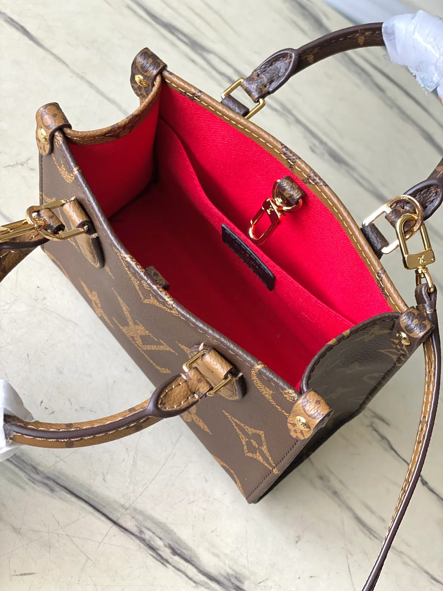 💰760 Top Original Order M46839 This OnTheGo tote bag is made of Monogram cloth to condense the original design, and the leather handle and handle fixings are integrated into Monogram Reverse canvas. There's plenty of space to store your phone, and the detachable and adjustable shoulder strap adds carrying options. Dimensions: 18 × 15 × 8.5 cm