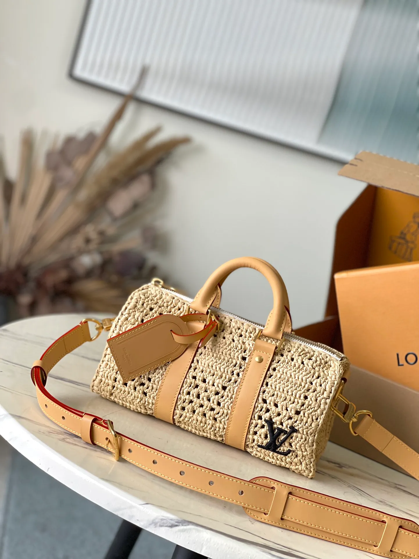💰1300 Top original order M25010 This Keepal Bandouliere 25 handbag is made of palm fiber woven with Damier pattern, which takes dozens of hours to complete. The leather trim pays tribute to the brand's classic elements, and the raffia V letter completes the details. Dimensions: 25 × 15 × 11 cm
