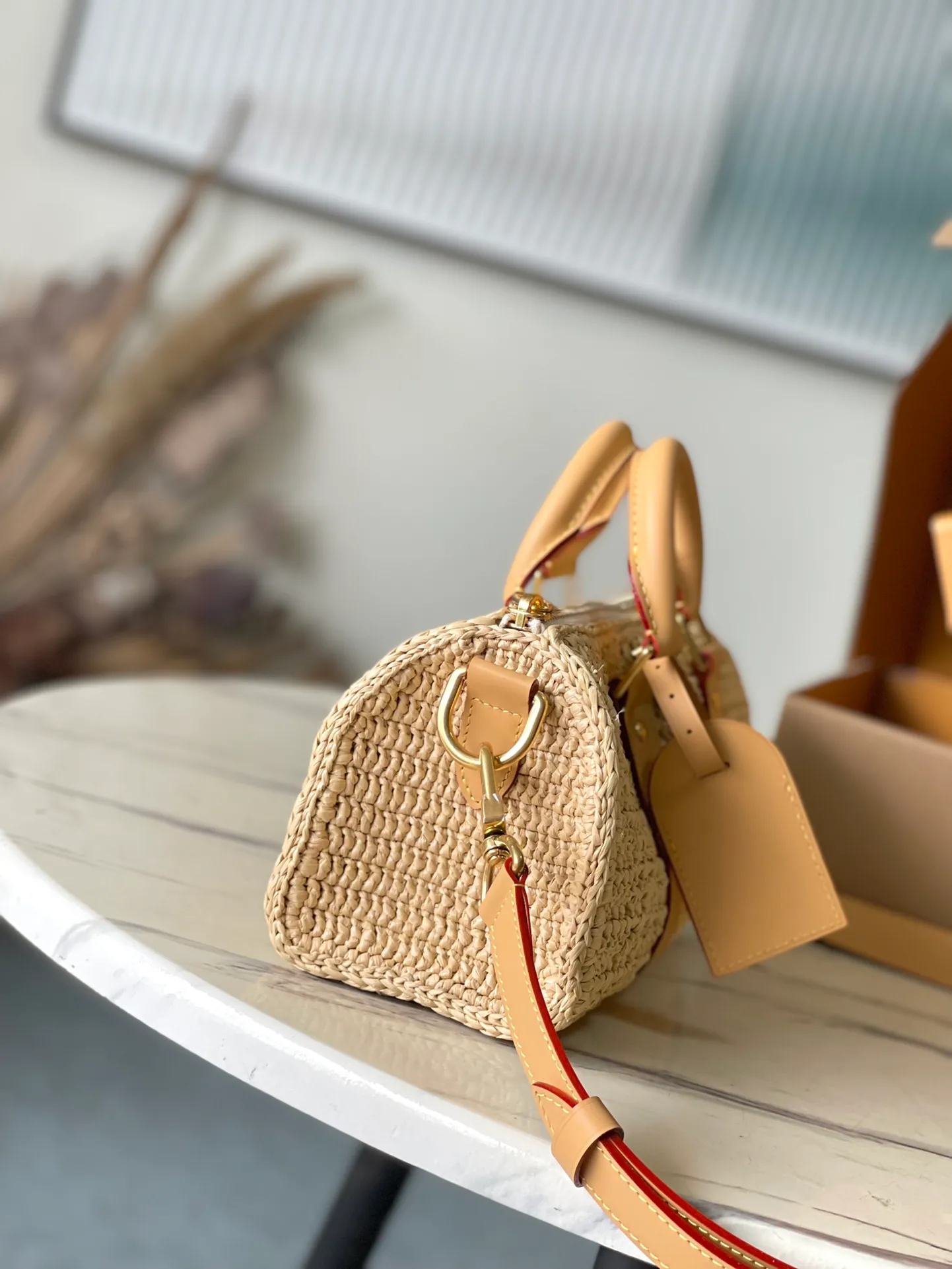 💰1300 Top original order M25010 This Keepal Bandouliere 25 handbag is made of palm fiber woven with Damier pattern, which takes dozens of hours to complete. The leather trim pays tribute to the brand's classic elements, and the raffia V letter completes the details. Dimensions: 25 × 15 × 11 cm