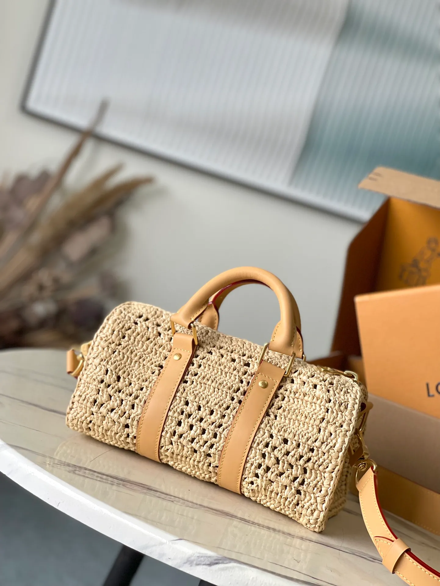 💰1300 Top original order M25010 This Keepal Bandouliere 25 handbag is made of palm fiber woven with Damier pattern, which takes dozens of hours to complete. The leather trim pays tribute to the brand's classic elements, and the raffia V letter completes the details. Dimensions: 25 × 15 × 11 cm
