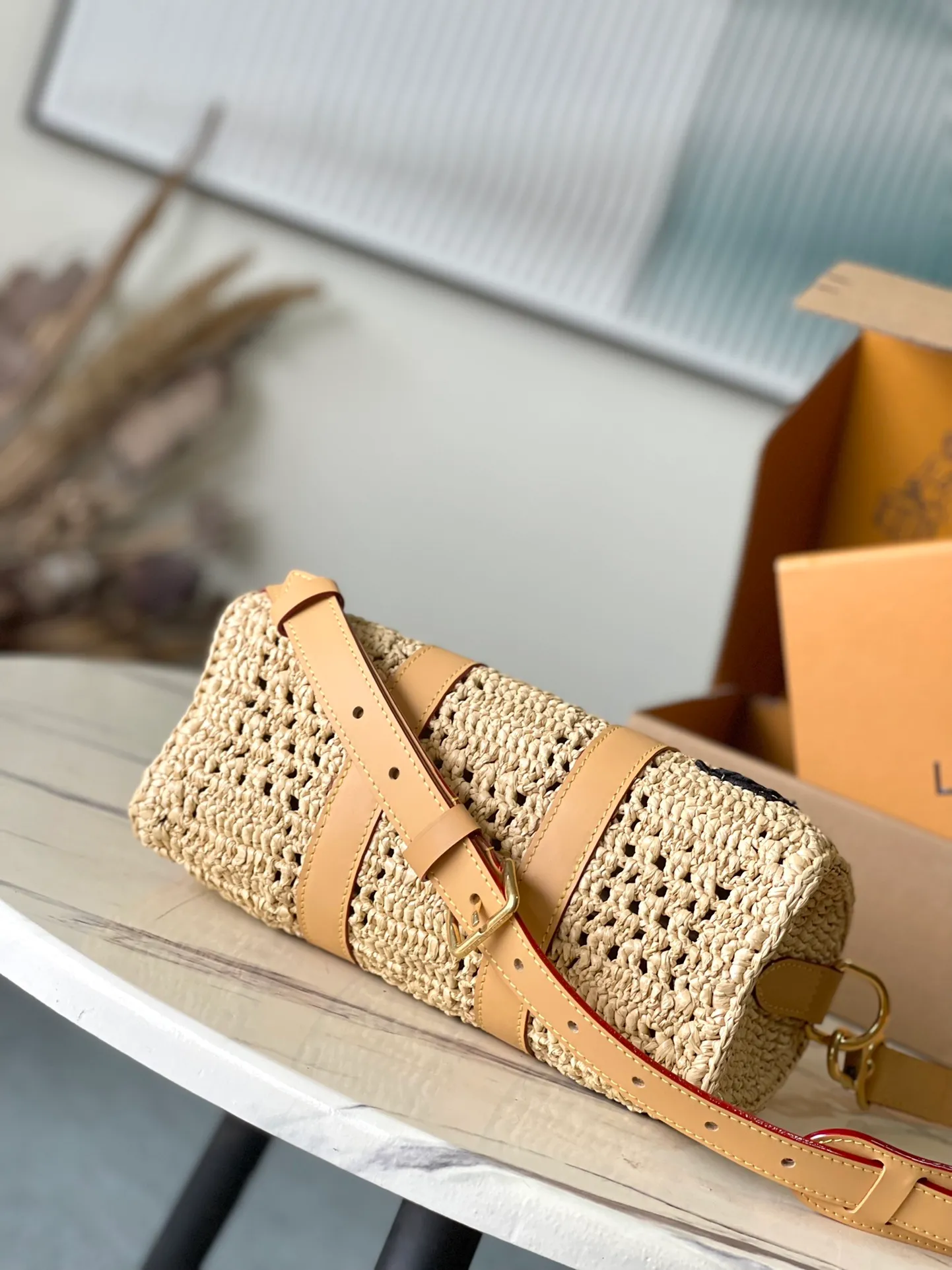 💰1300 Top original order M25010 This Keepal Bandouliere 25 handbag is made of palm fiber woven with Damier pattern, which takes dozens of hours to complete. The leather trim pays tribute to the brand's classic elements, and the raffia V letter completes the details. Dimensions: 25 × 15 × 11 cm