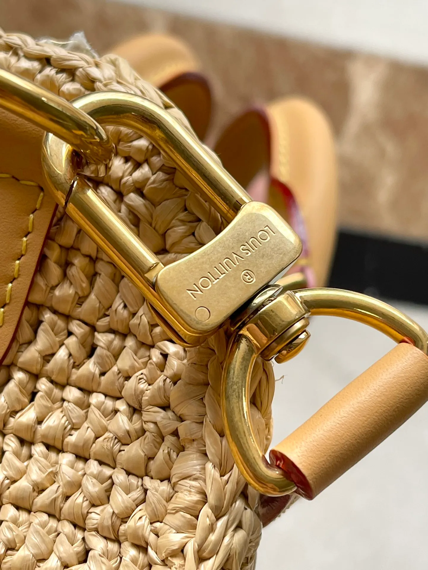 💰1300 Top original order M25010 This Keepal Bandouliere 25 handbag is made of palm fiber woven with Damier pattern, which takes dozens of hours to complete. The leather trim pays tribute to the brand's classic elements, and the raffia V letter completes the details. Dimensions: 25 × 15 × 11 cm