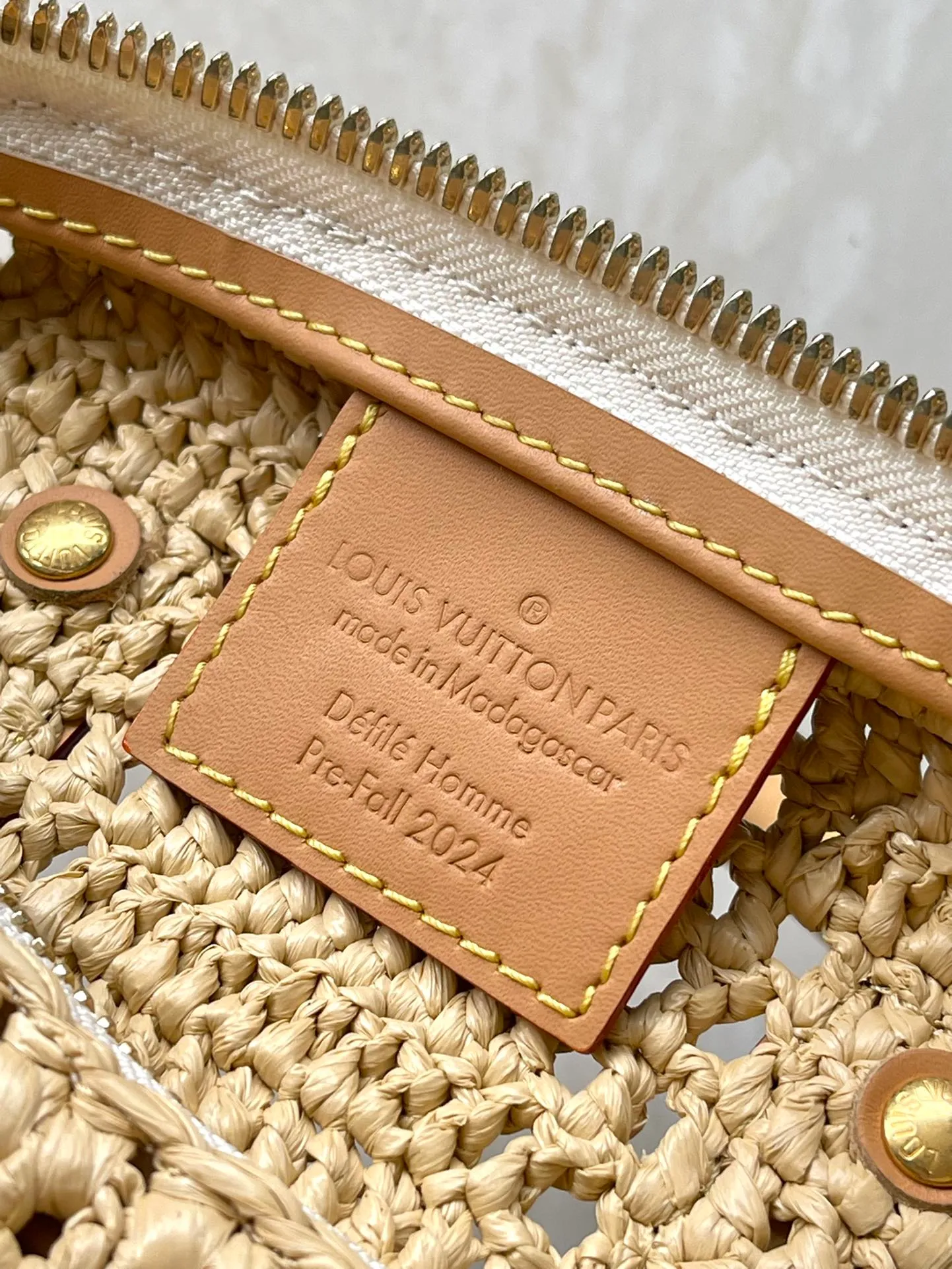 💰1300 Top original order M25010 This Keepal Bandouliere 25 handbag is made of palm fiber woven with Damier pattern, which takes dozens of hours to complete. The leather trim pays tribute to the brand's classic elements, and the raffia V letter completes the details. Dimensions: 25 × 15 × 11 cm