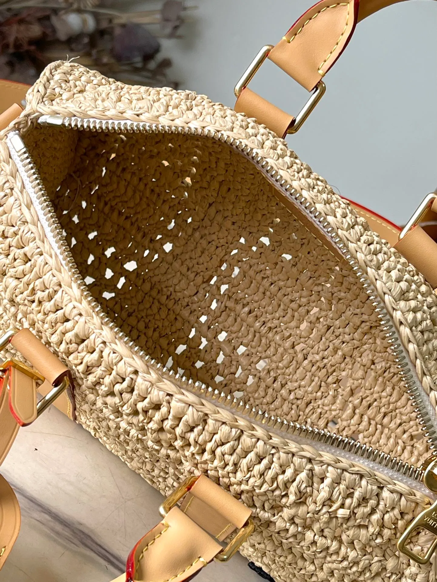 💰1300 Top original order M25010 This Keepal Bandouliere 25 handbag is made of palm fiber woven with Damier pattern, which takes dozens of hours to complete. The leather trim pays tribute to the brand's classic elements, and the raffia V letter completes the details. Dimensions: 25 × 15 × 11 cm