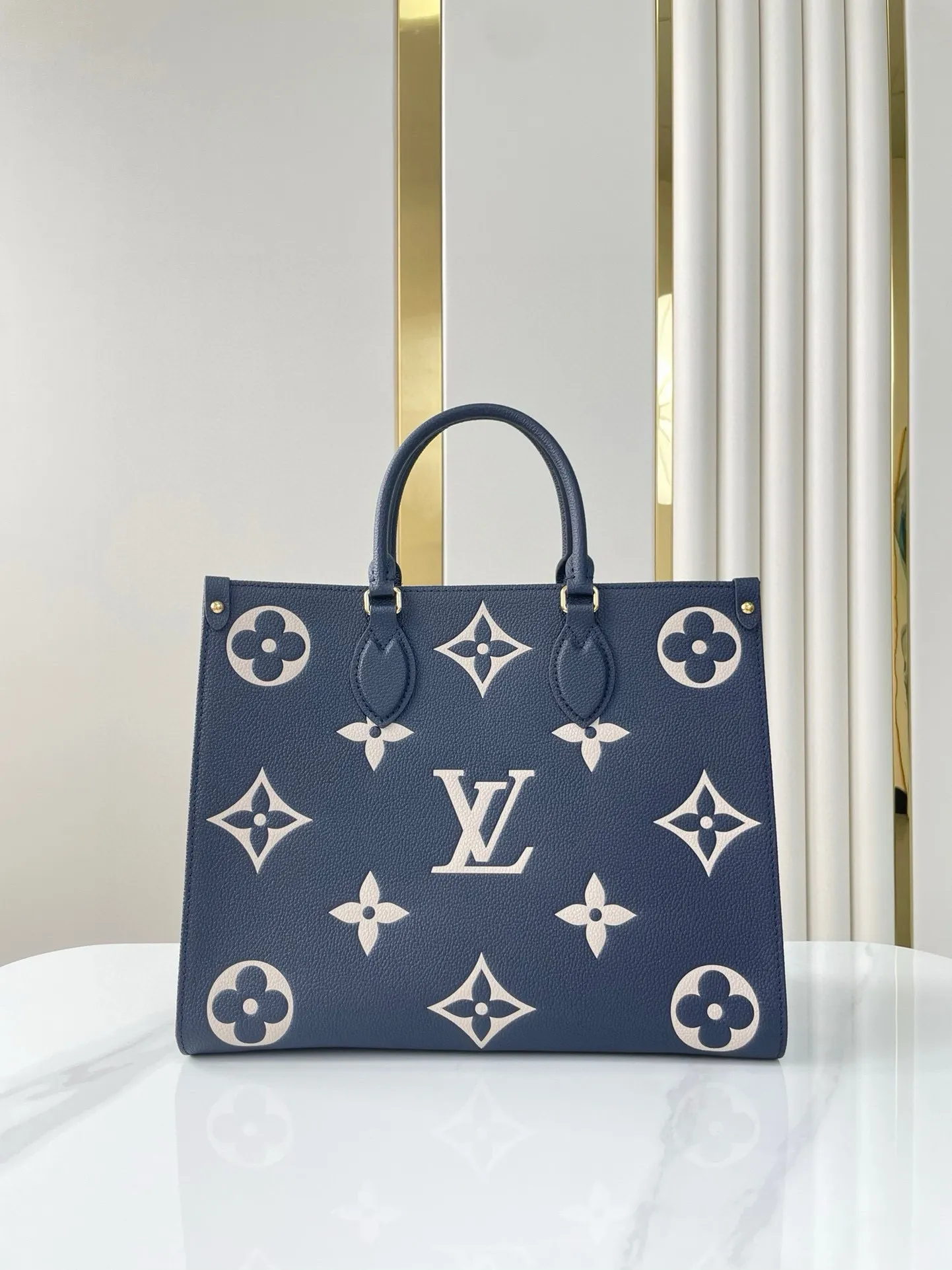 💰1120 dark blue (transcoding chip top layer leather) top original order ☘☘ONTHEGO medium handbag M45495 M47084. The Monogram pattern is printed and dyed first and then embossed on the grained cowhide. Its ample interior can accommodate laptops and other office supplies. The long and short handles are easy to carry in the hand or on the shoulder. Size: 34x26x13cm