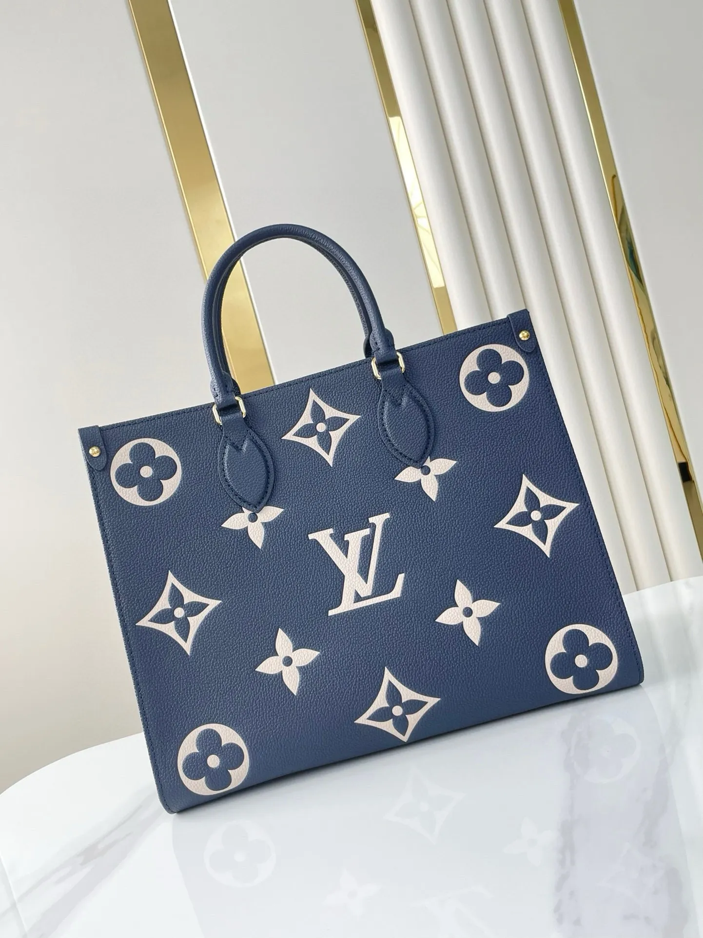 💰1120 dark blue (transcoding chip top layer leather) top original order ☘☘ONTHEGO medium handbag M45495 M47084. The Monogram pattern is printed and dyed first and then embossed on the grained cowhide. Its ample interior can accommodate laptops and other office supplies. The long and short handles are easy to carry in the hand or on the shoulder. Size: 34x26x13cm