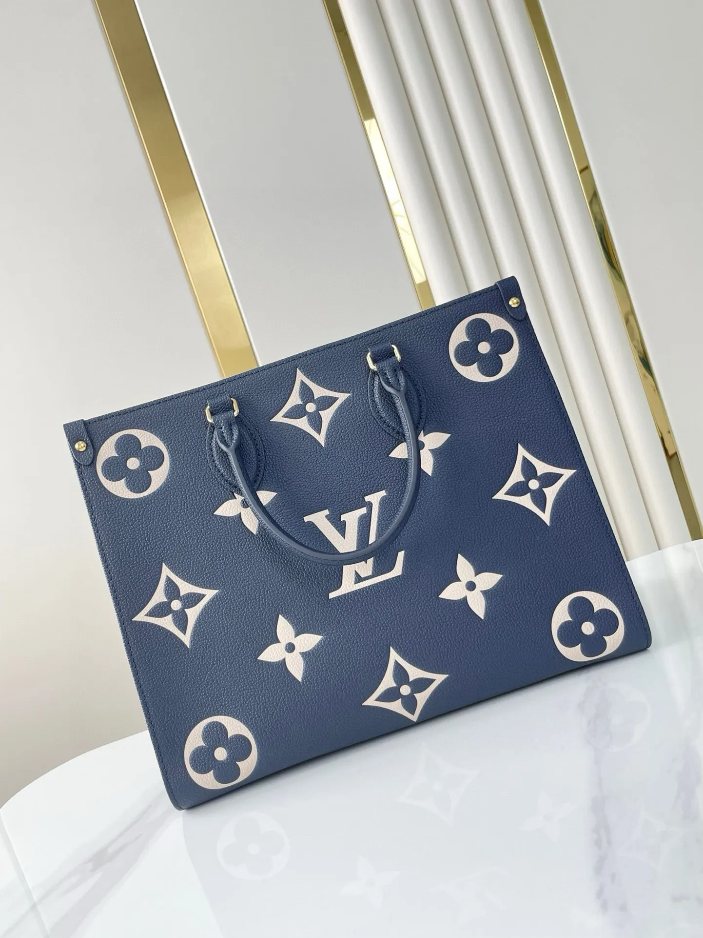 💰1120 dark blue (transcoding chip top layer leather) top original order ☘☘ONTHEGO medium handbag M45495 M47084. The Monogram pattern is printed and dyed first and then embossed on the grained cowhide. Its ample interior can accommodate laptops and other office supplies. The long and short handles are easy to carry in the hand or on the shoulder. Size: 34x26x13cm