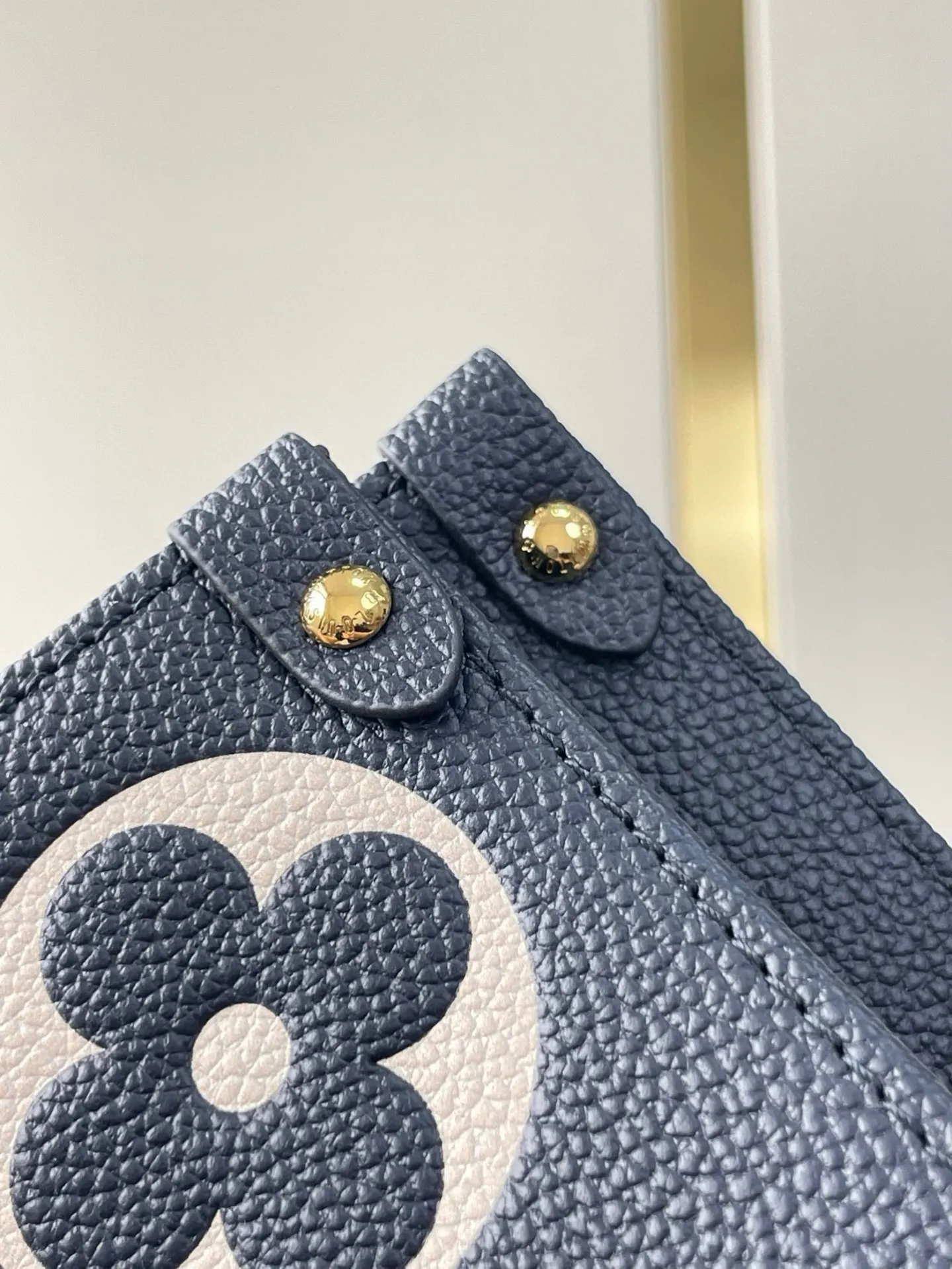 💰1120 dark blue (transcoding chip top layer leather) top original order ☘☘ONTHEGO medium handbag M45495 M47084. The Monogram pattern is printed and dyed first and then embossed on the grained cowhide. Its ample interior can accommodate laptops and other office supplies. The long and short handles are easy to carry in the hand or on the shoulder. Size: 34x26x13cm