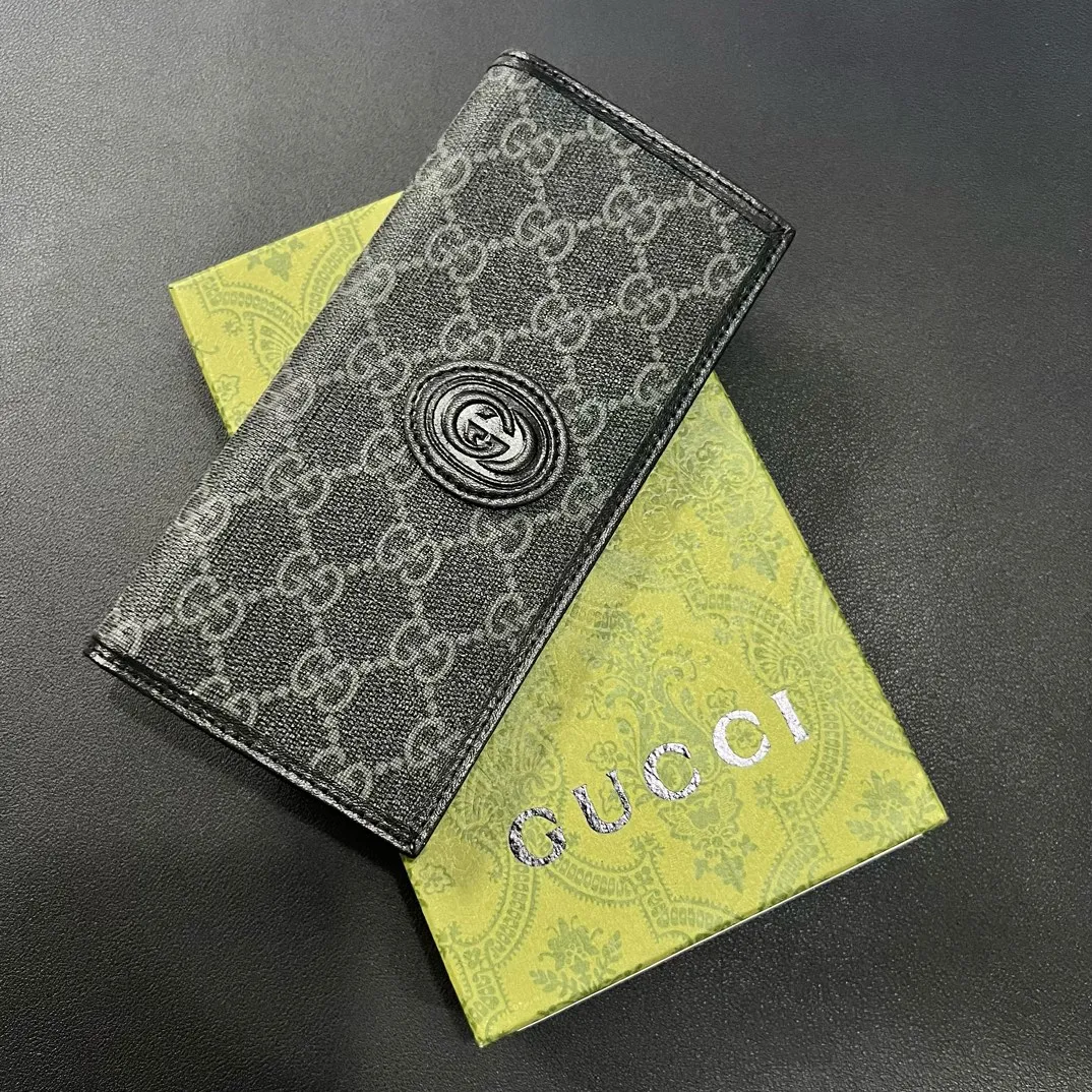 💰140 💎Upgraded from the original version 🇮🇹 The new suit clip is made of GG Supreme canvas material with same-tone leather piping, and can be placed in the chest pocket. GG Supreme canvas, environmentally friendly material. Leather piping. Viscose lining. Oval interlocking G leather plaque. 12 card compartments. 4 bill compartments. Size: 9*17.5cm. Model: 672947.