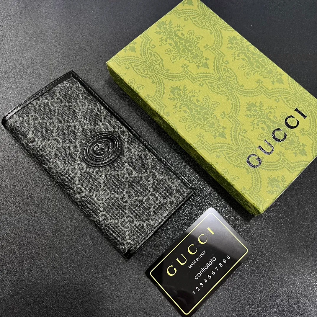 💰140 💎Upgraded from the original version 🇮🇹 The new suit clip is made of GG Supreme canvas material with same-tone leather piping, and can be placed in the chest pocket. GG Supreme canvas, environmentally friendly material. Leather piping. Viscose lining. Oval interlocking G leather plaque. 12 card compartments. 4 bill compartments. Size: 9*17.5cm. Model: 672947.