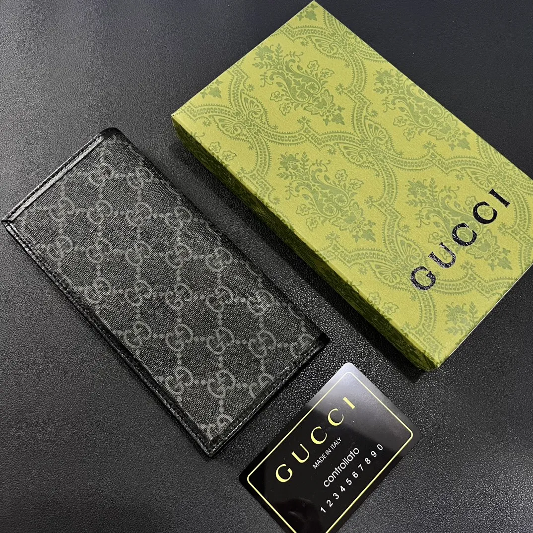 💰140 💎Upgraded from the original version 🇮🇹 The new suit clip is made of GG Supreme canvas material with same-tone leather piping, and can be placed in the chest pocket. GG Supreme canvas, environmentally friendly material. Leather piping. Viscose lining. Oval interlocking G leather plaque. 12 card compartments. 4 bill compartments. Size: 9*17.5cm. Model: 672947.