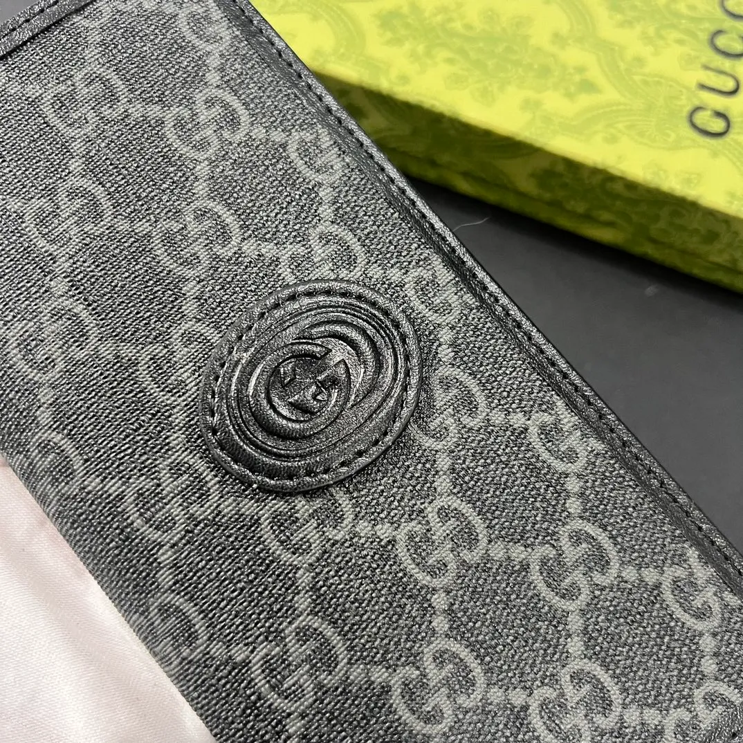💰140 💎Upgraded from the original version 🇮🇹 The new suit clip is made of GG Supreme canvas material with same-tone leather piping, and can be placed in the chest pocket. GG Supreme canvas, environmentally friendly material. Leather piping. Viscose lining. Oval interlocking G leather plaque. 12 card compartments. 4 bill compartments. Size: 9*17.5cm. Model: 672947.