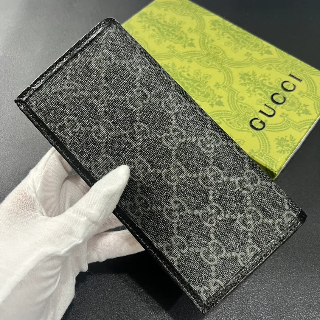 💰140 💎Upgraded from the original version 🇮🇹 The new suit clip is made of GG Supreme canvas material with same-tone leather piping, and can be placed in the chest pocket. GG Supreme canvas, environmentally friendly material. Leather piping. Viscose lining. Oval interlocking G leather plaque. 12 card compartments. 4 bill compartments. Size: 9*17.5cm. Model: 672947.