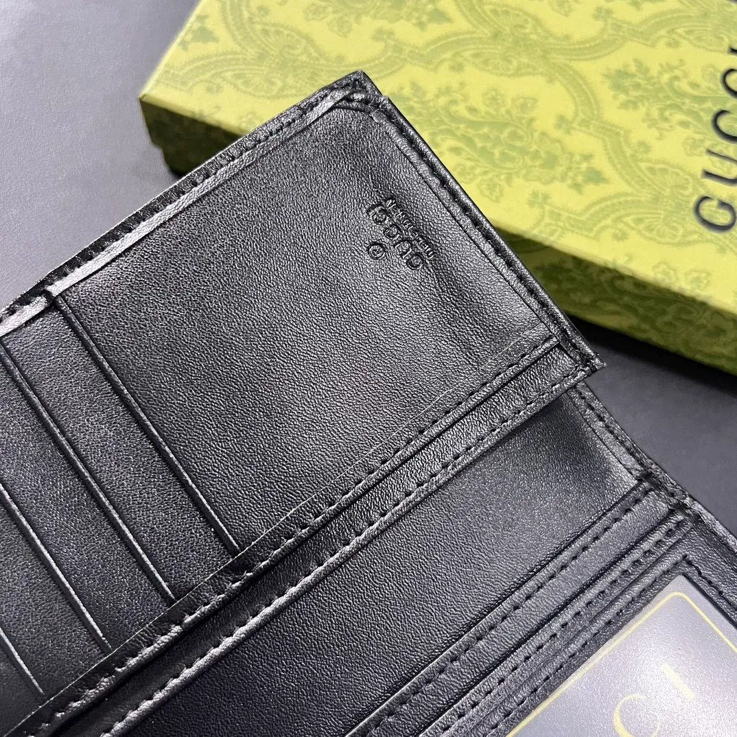 💰140 💎Upgraded from the original version 🇮🇹 The new suit clip is made of GG Supreme canvas material with same-tone leather piping, and can be placed in the chest pocket. GG Supreme canvas, environmentally friendly material. Leather piping. Viscose lining. Oval interlocking G leather plaque. 12 card compartments. 4 bill compartments. Size: 9*17.5cm. Model: 672947.