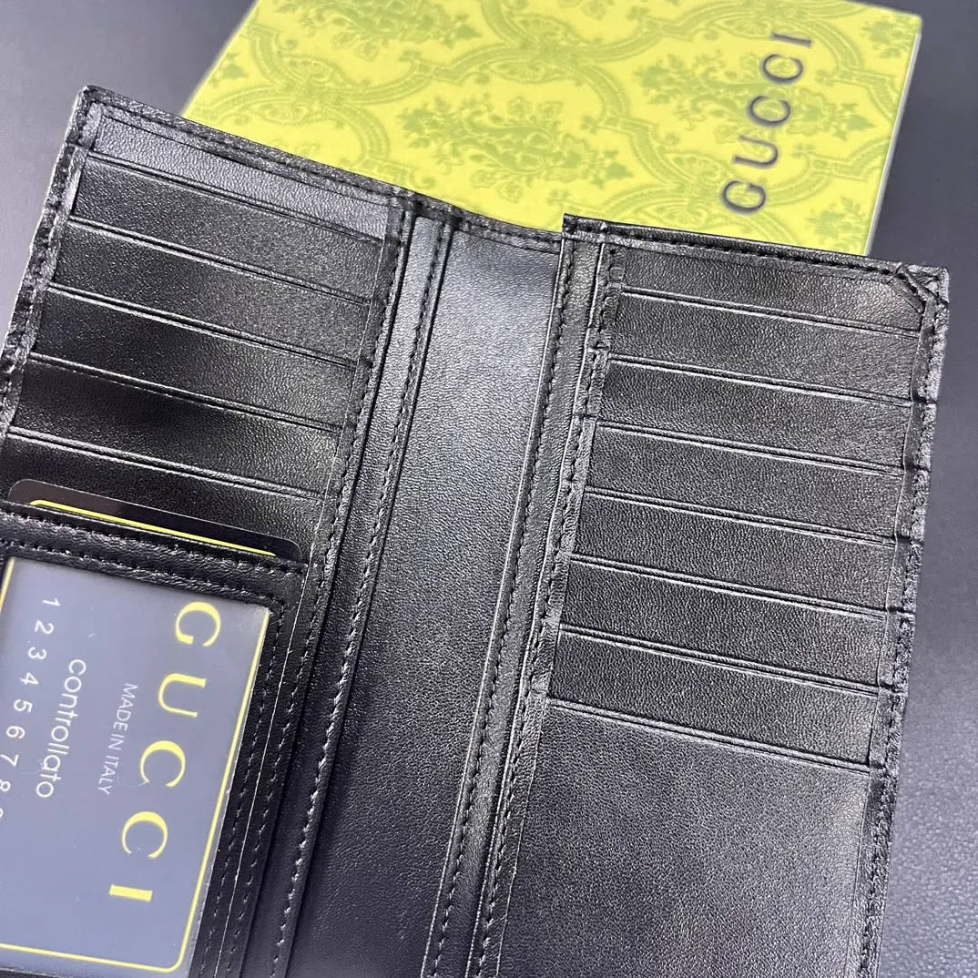 💰140 💎Upgraded from the original version 🇮🇹 The new suit clip is made of GG Supreme canvas material with same-tone leather piping, and can be placed in the chest pocket. GG Supreme canvas, environmentally friendly material. Leather piping. Viscose lining. Oval interlocking G leather plaque. 12 card compartments. 4 bill compartments. Size: 9*17.5cm. Model: 672947.