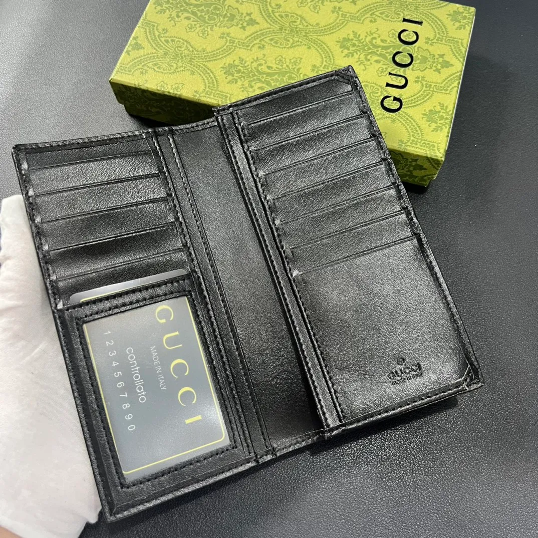 💰140 💎Upgraded from the original version 🇮🇹 The new suit clip is made of GG Supreme canvas material with same-tone leather piping, and can be placed in the chest pocket. GG Supreme canvas, environmentally friendly material. Leather piping. Viscose lining. Oval interlocking G leather plaque. 12 card compartments. 4 bill compartments. Size: 9*17.5cm. Model: 672947.
