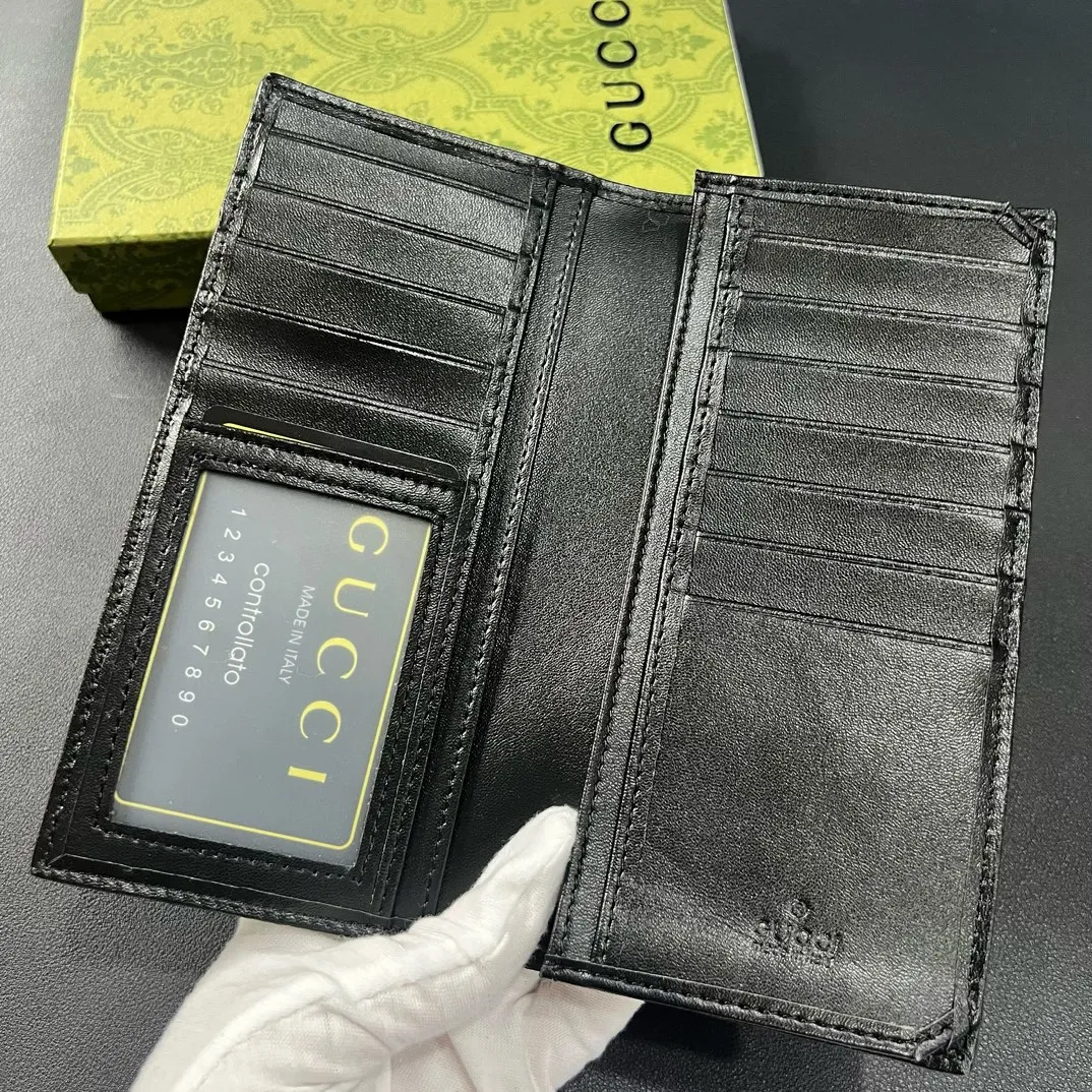 💰140 💎Upgraded from the original version 🇮🇹 The new suit clip is made of GG Supreme canvas material with same-tone leather piping, and can be placed in the chest pocket. GG Supreme canvas, environmentally friendly material. Leather piping. Viscose lining. Oval interlocking G leather plaque. 12 card compartments. 4 bill compartments. Size: 9*17.5cm. Model: 672947.