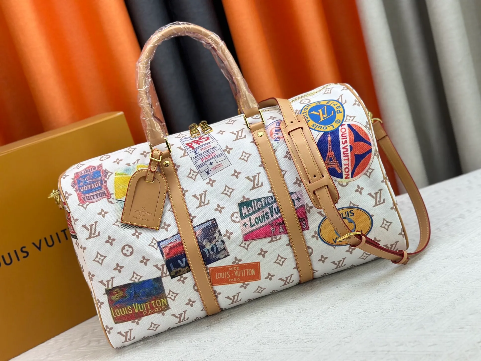 P360 M14736 This Keepall Bandouliere 45 travel bag is dipped in Monogram Dune fabric in soft tones, and then features Louis Vuitton travel stickers and cowhide leather trim to convey a retro style. The top handle and detachable and adjustable shoulder strap allow for flexible carrying, and the compact structure makes it easy to take with you on board the aircraft. Dimensions: 45x27x20 cm